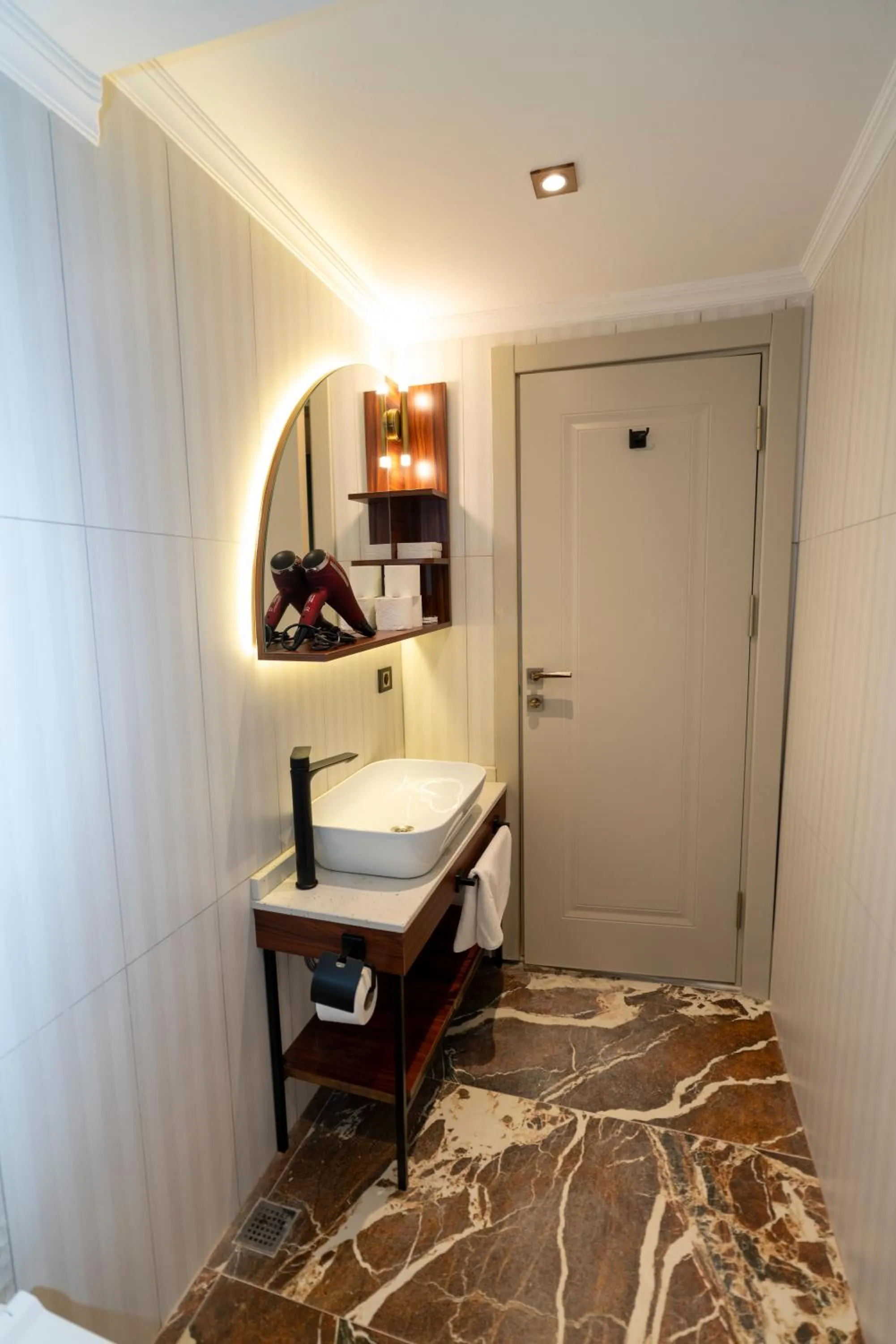 Toilet in THE MUA LUXURY HOMEs