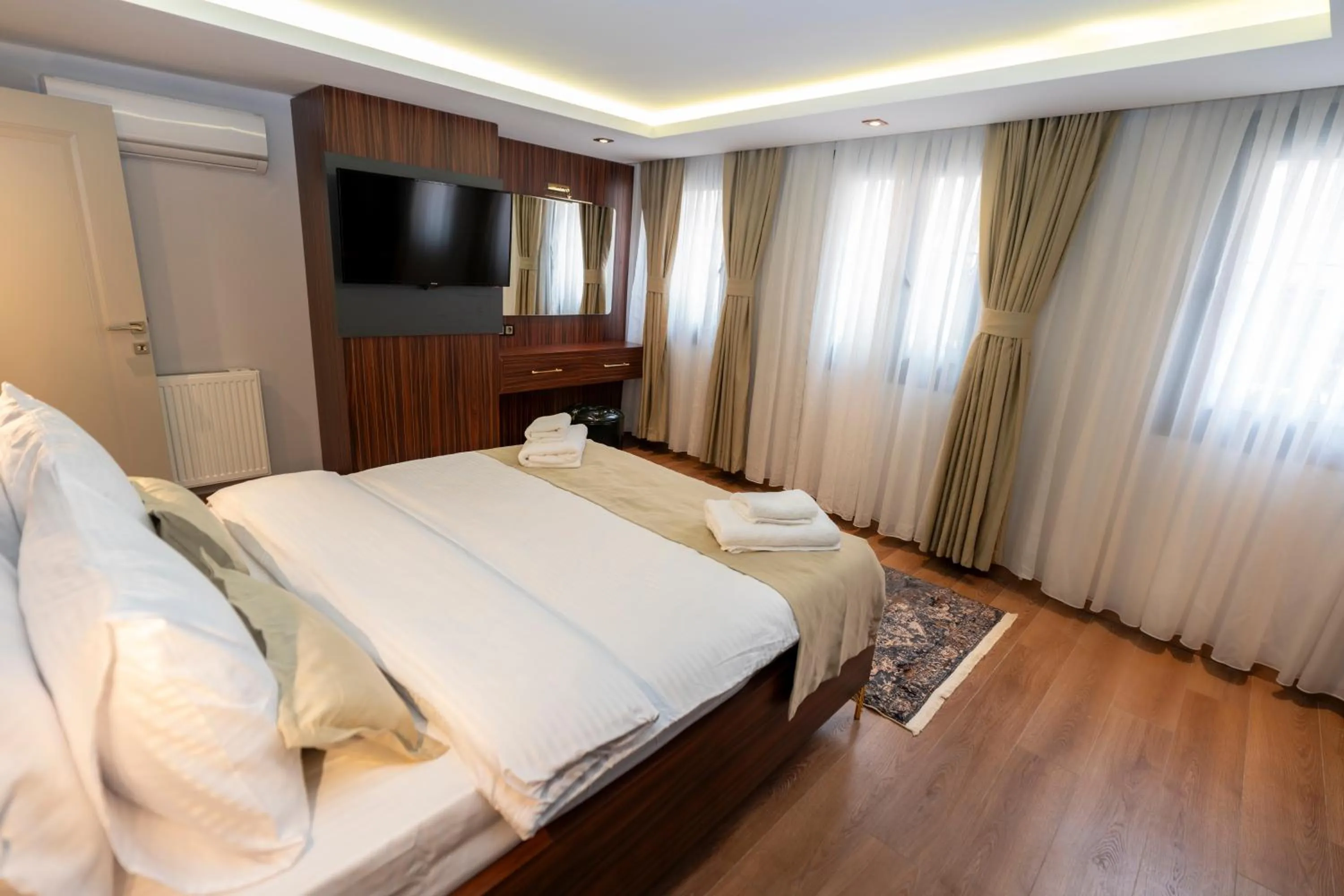 Bed in THE MUA LUXURY HOMEs