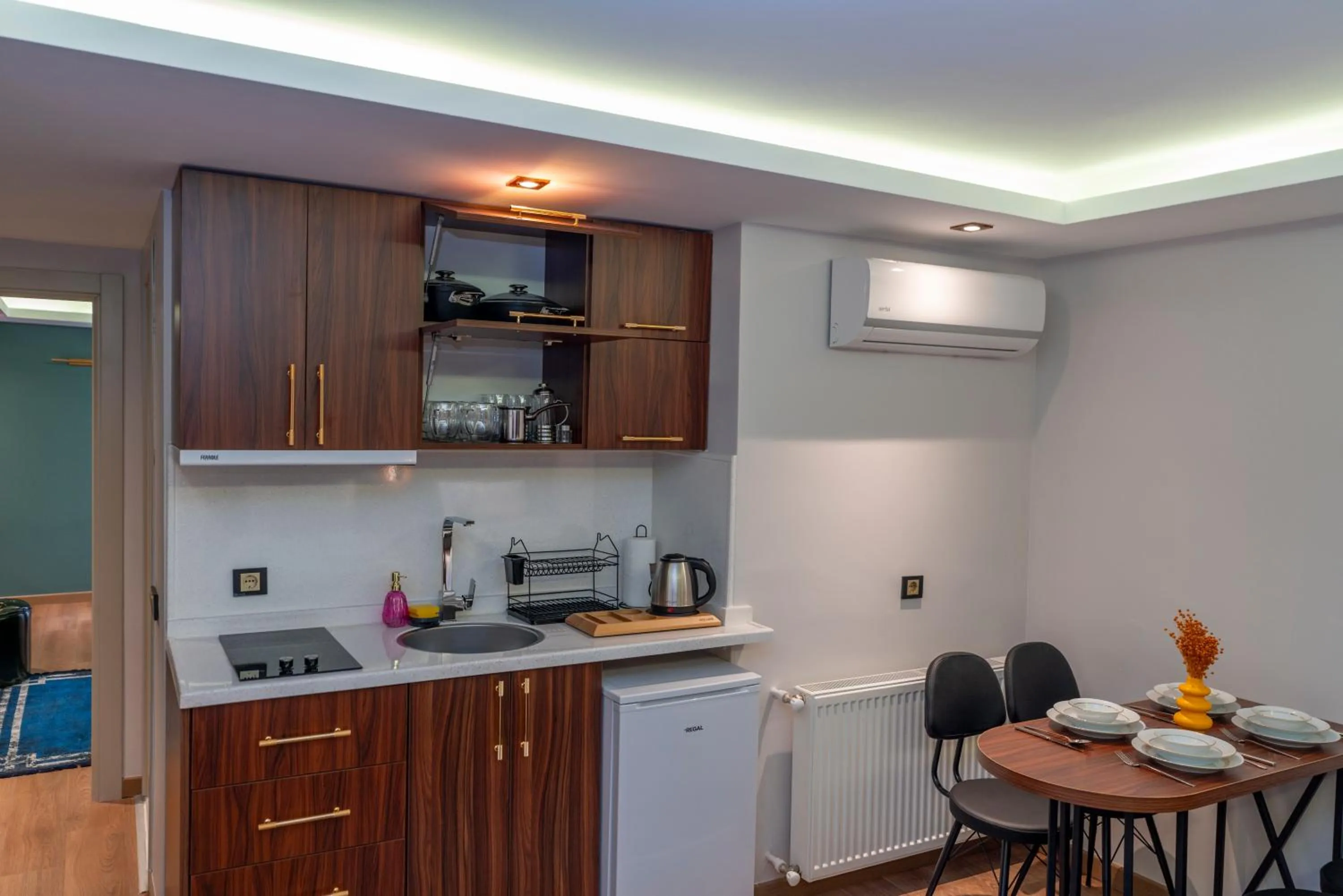 Coffee/tea facilities in THE MUA LUXURY HOMEs