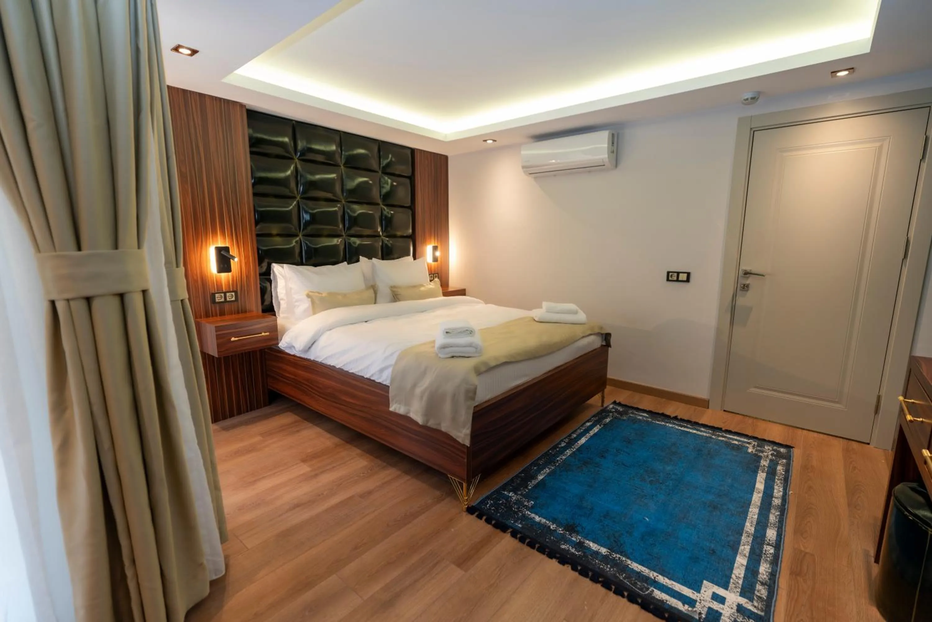 Bed in THE MUA LUXURY HOMEs