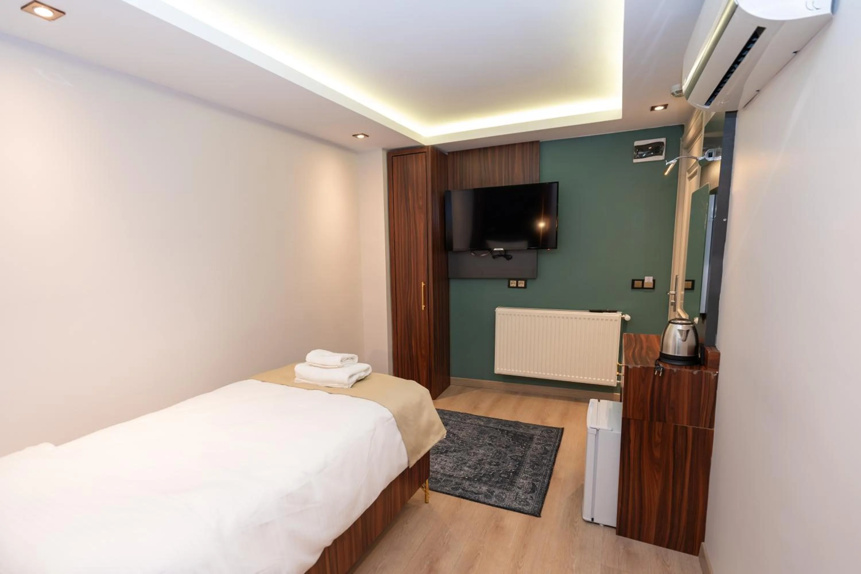 Bed in THE MUA LUXURY HOMEs