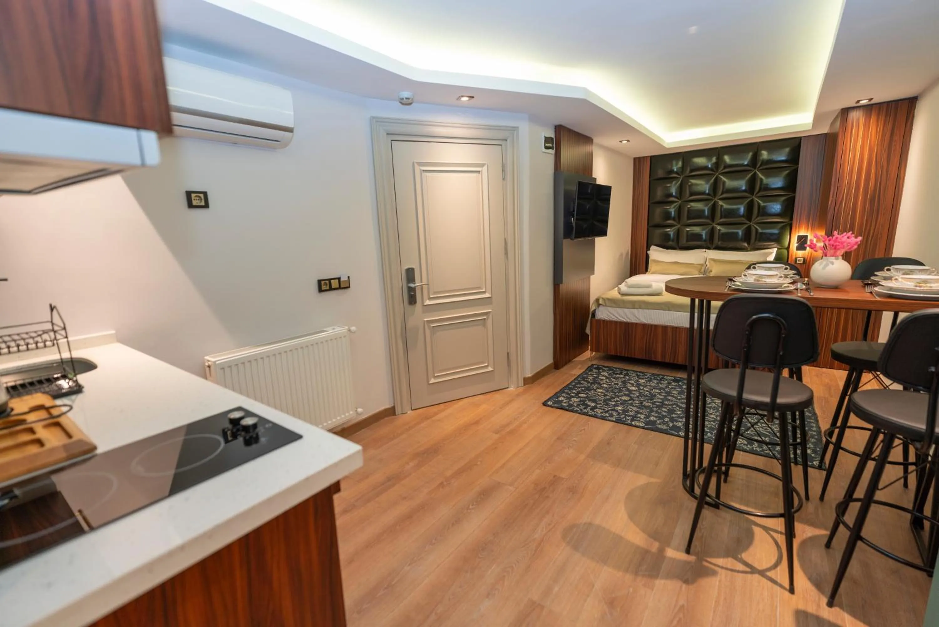 Photo of the whole room in THE MUA LUXURY HOMEs