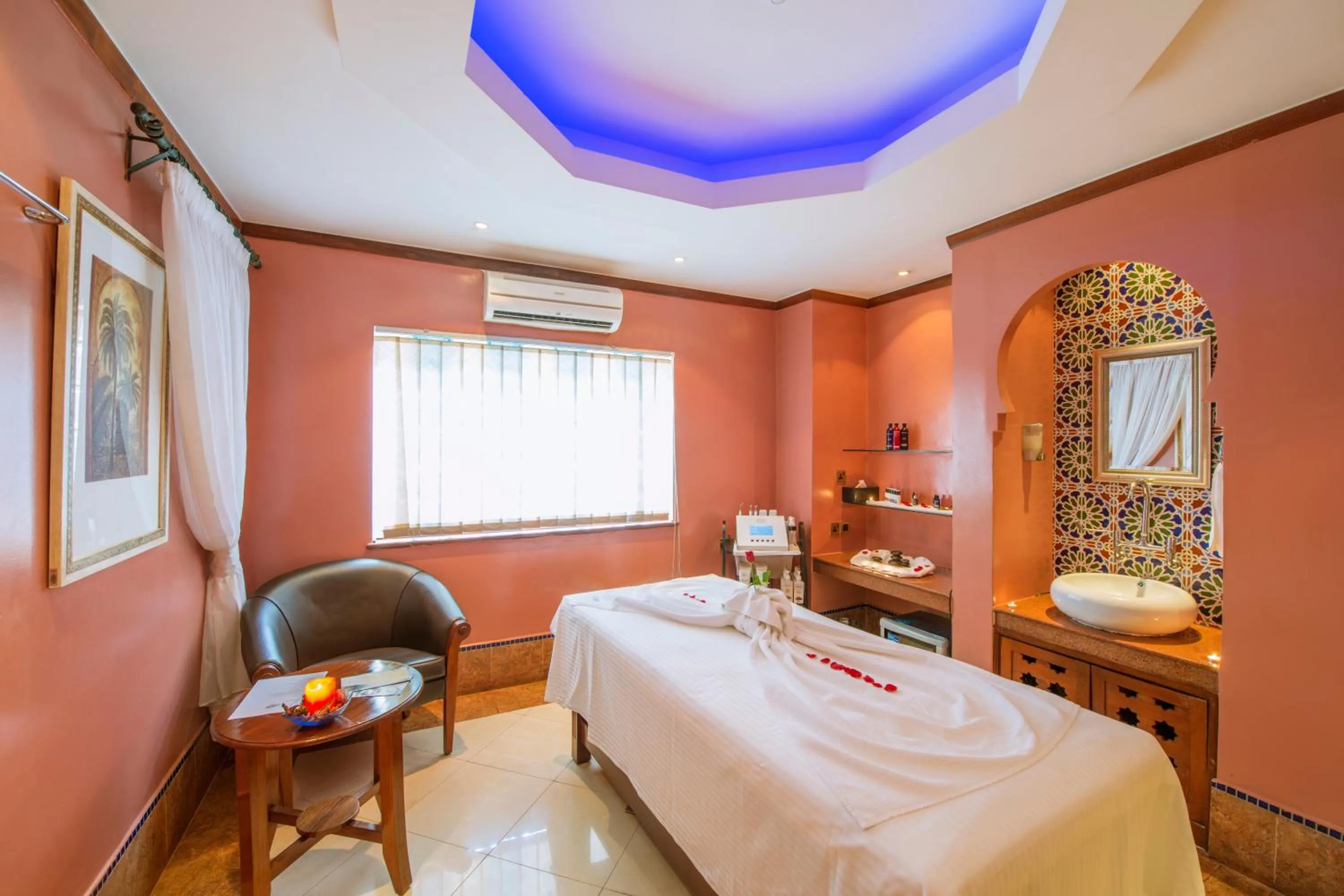 Spa and wellness centre/facilities, Bed in Kigali Serena Hotel