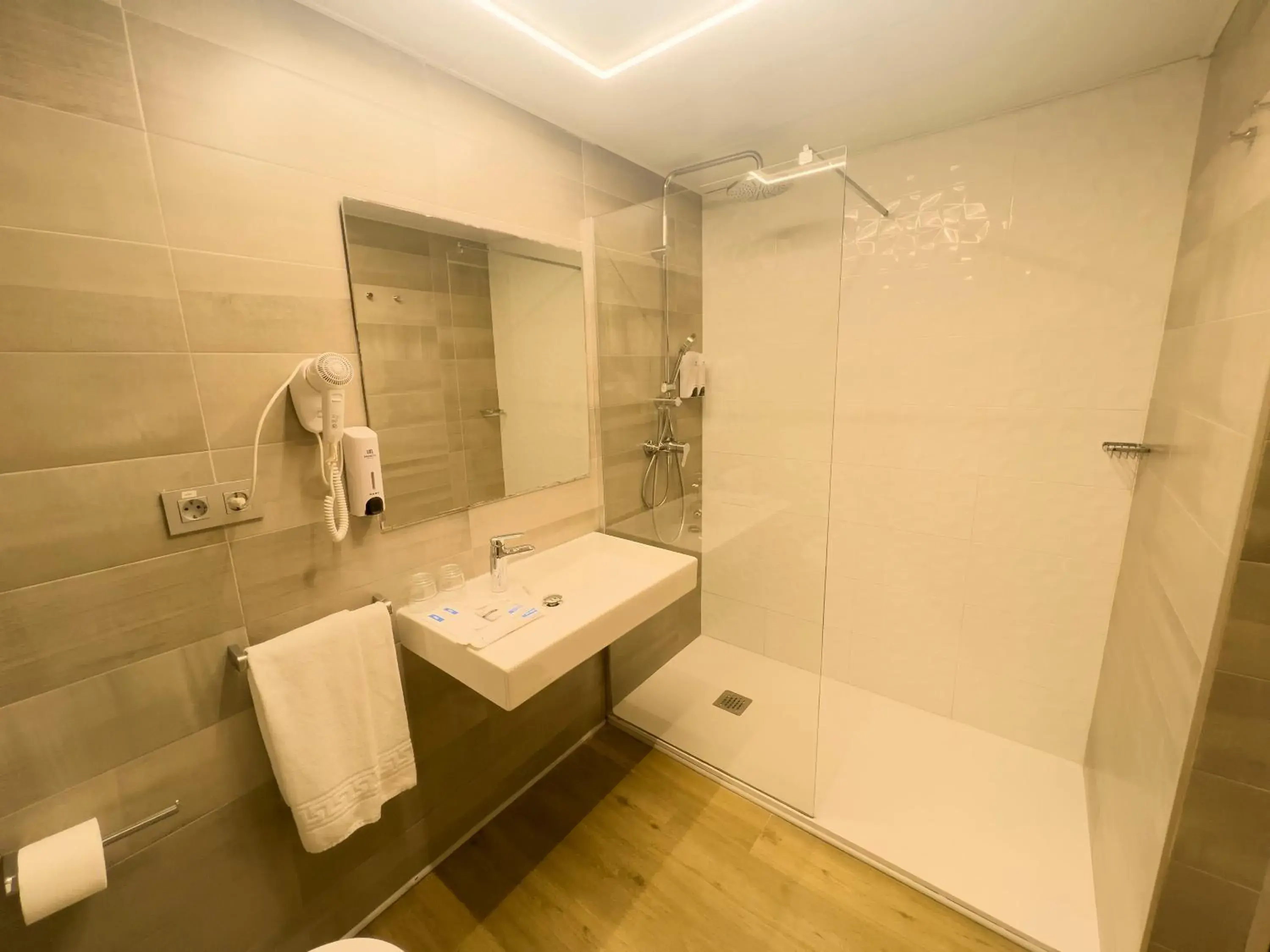 Bathroom in Hotel Cuco Bathroom in Hotel Cuco