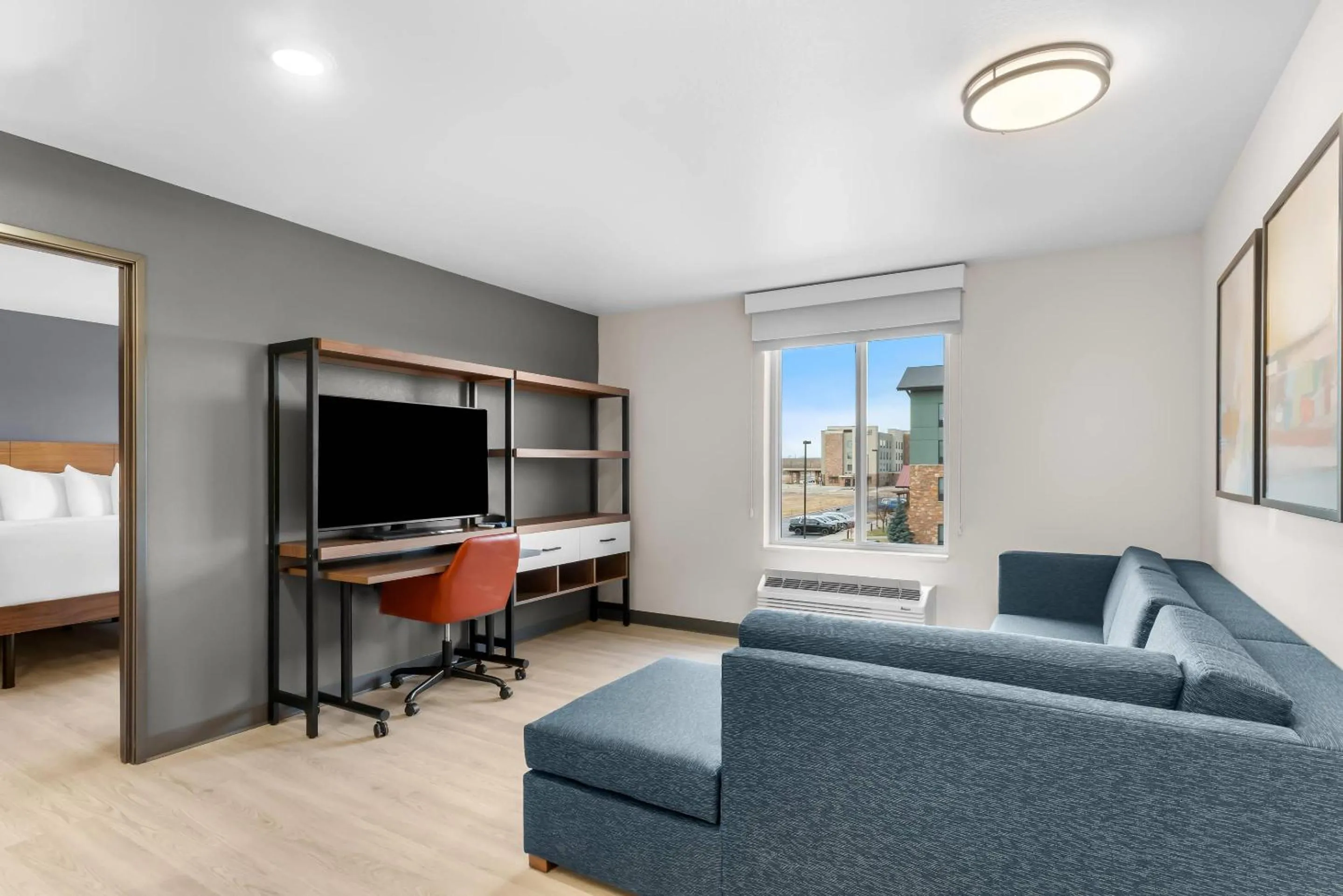 TV and multimedia, Bed in Everhome Suites Cheyenne