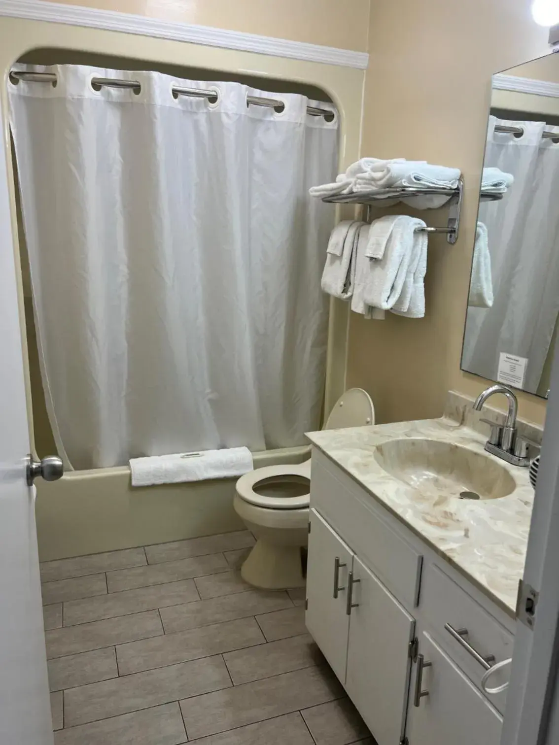 Double Room in The Moorings Hotel and Marina of Carrabelle Double Room in The Moorings Hotel and Marina of Carrabelle