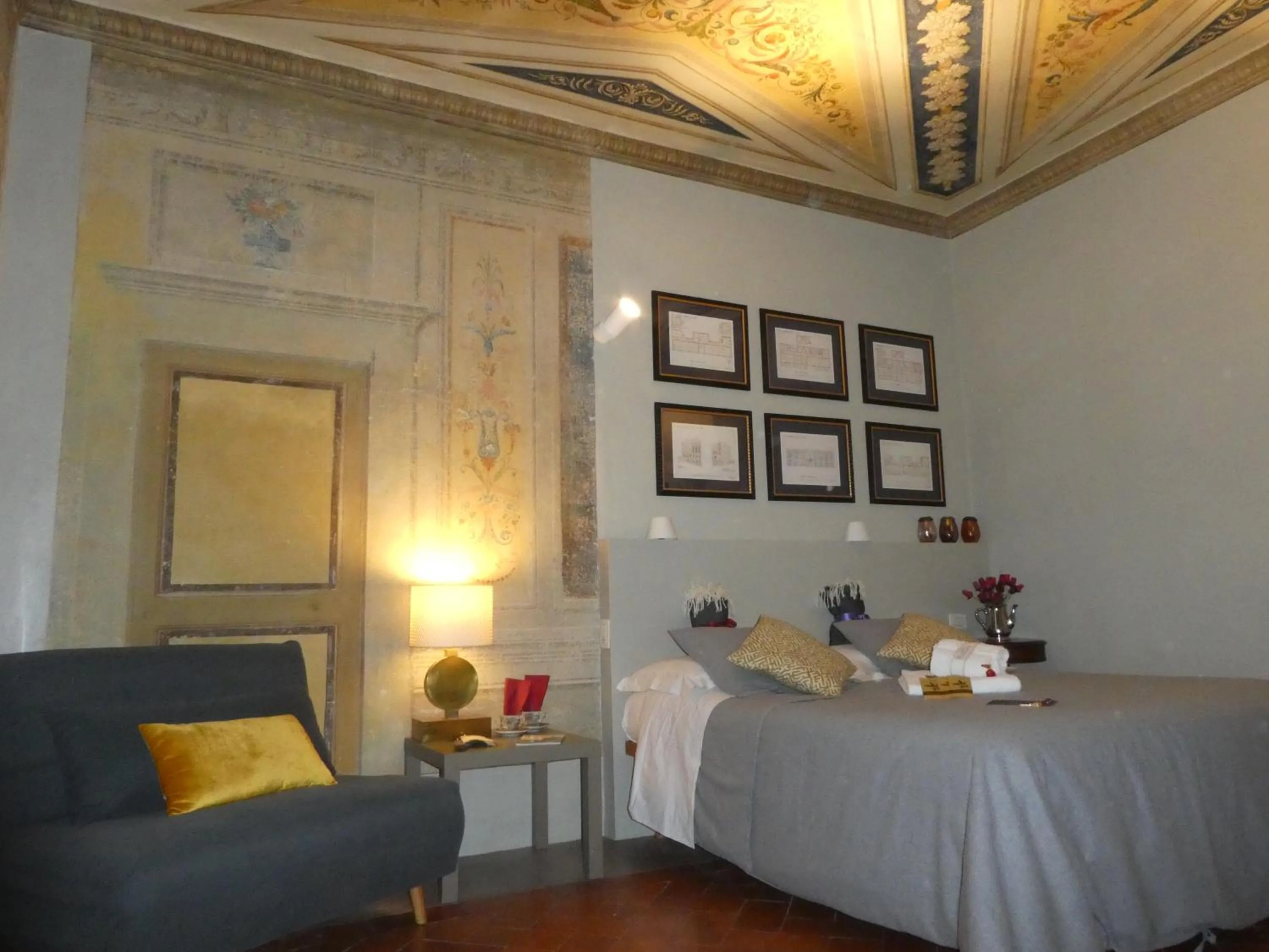 Photo of the whole room, Bed in LO studiO B&B