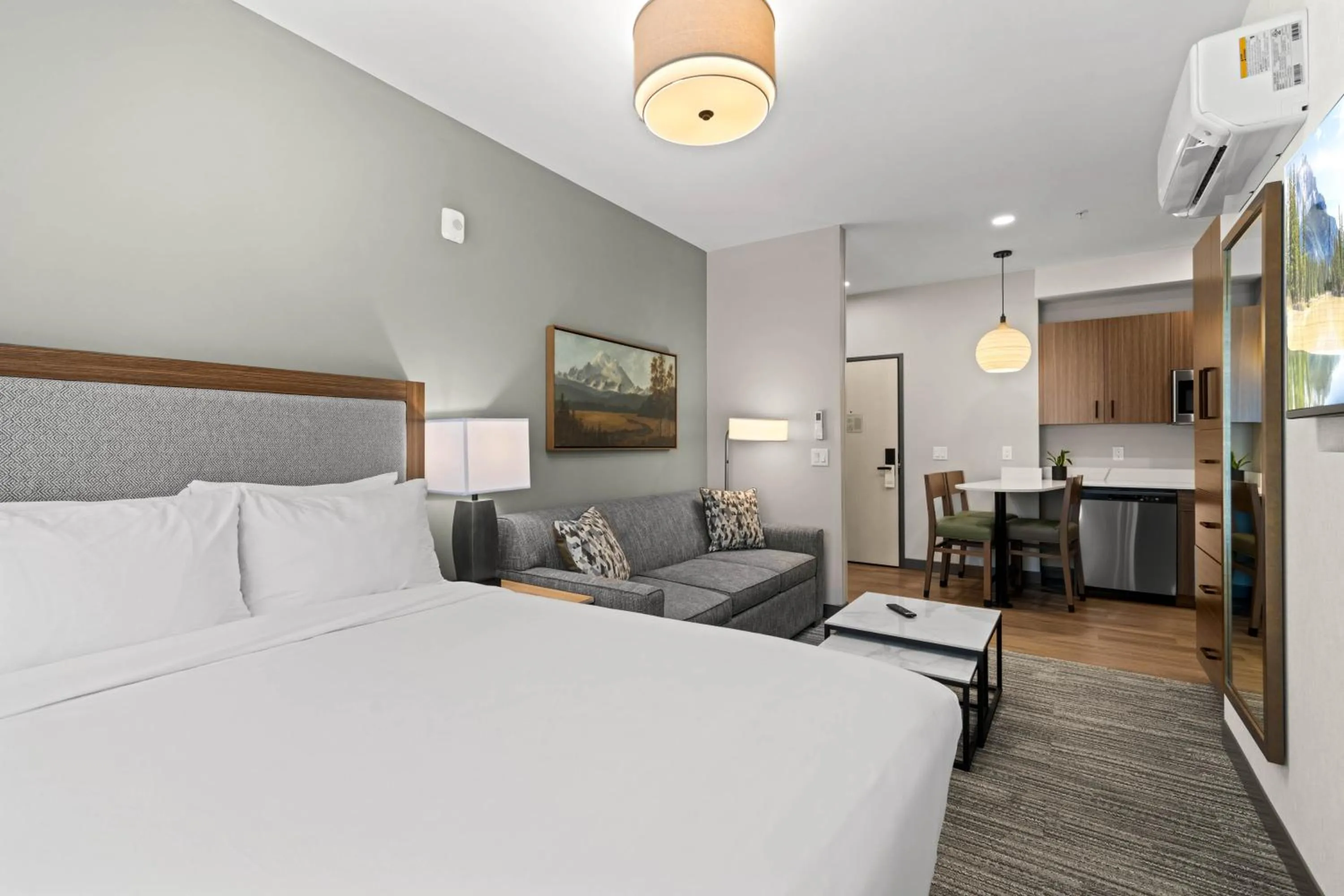Queen Studio in The Kulshan Hotel