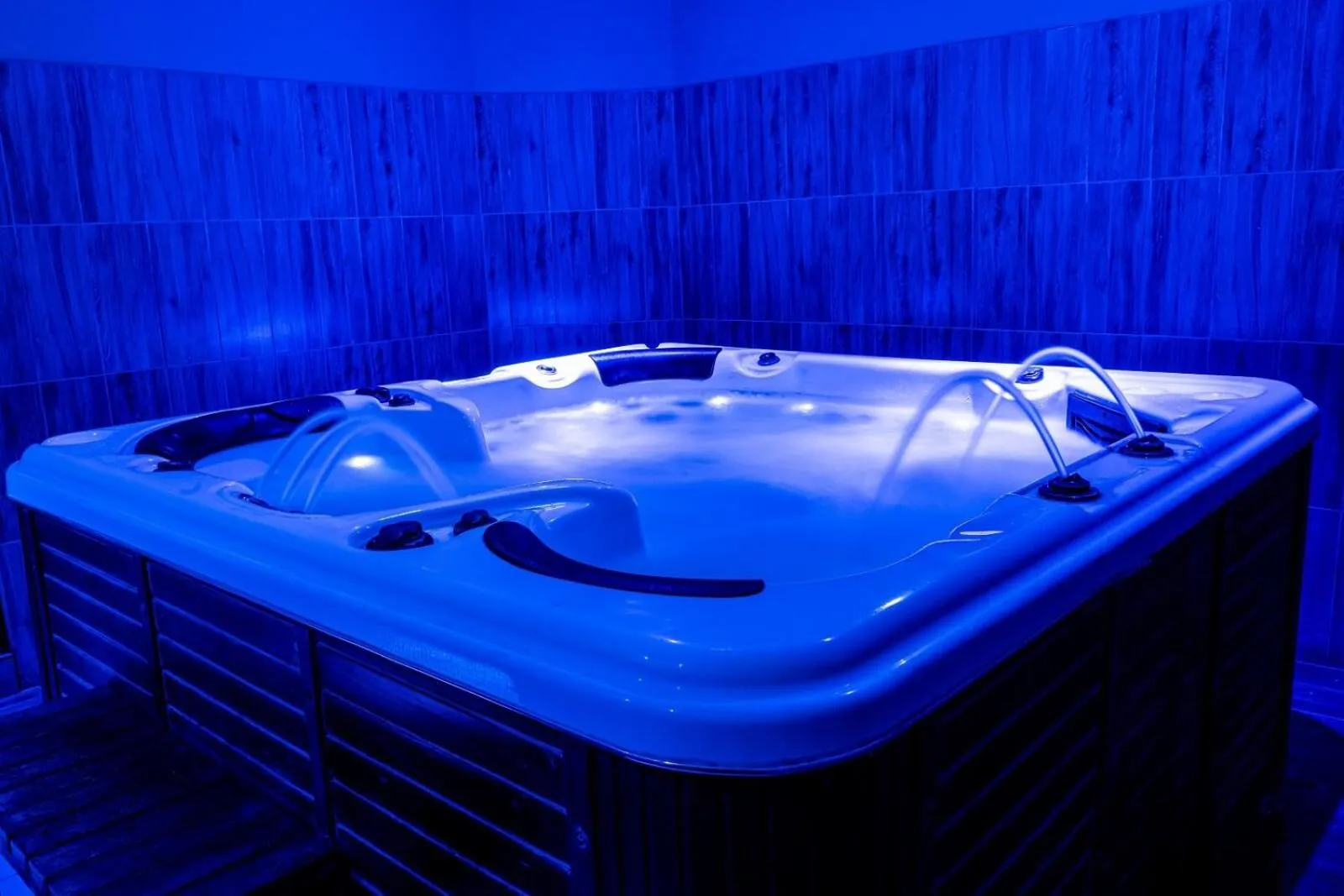 Hot Tub in Manor Hotel