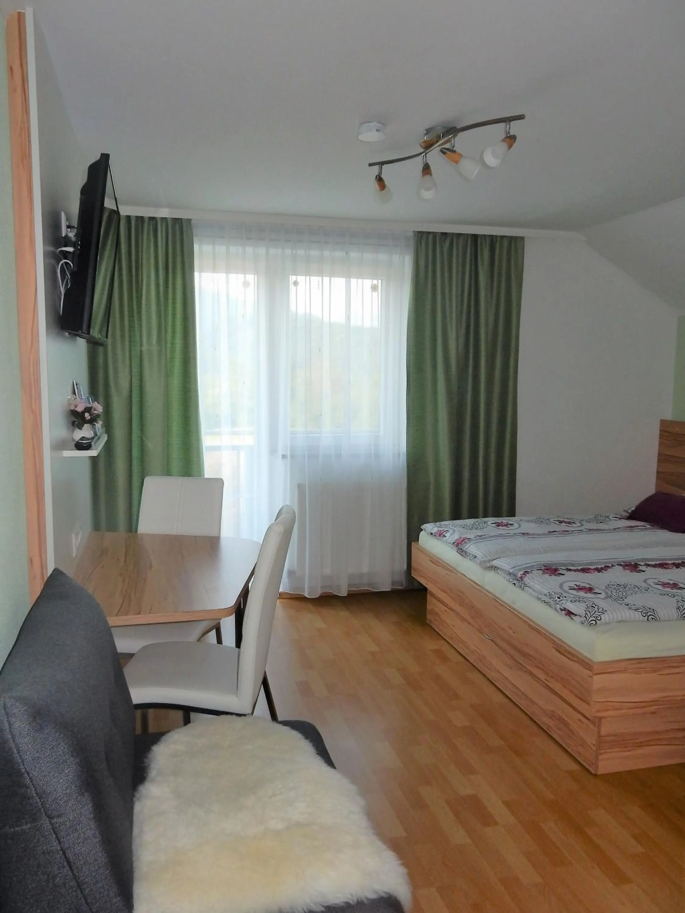 Bed in Frühstückspension Lach