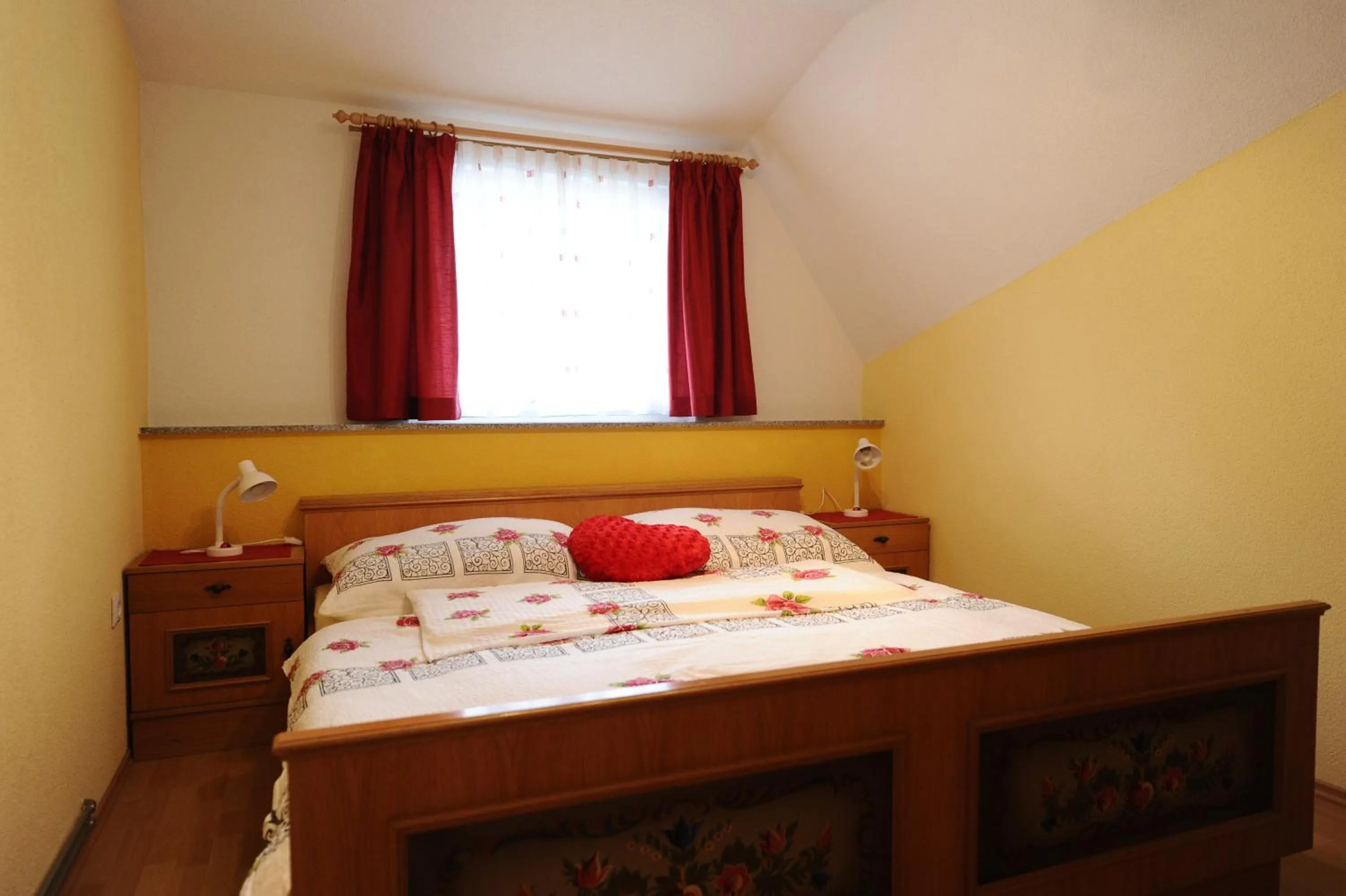 Bed in Frühstückspension Lach