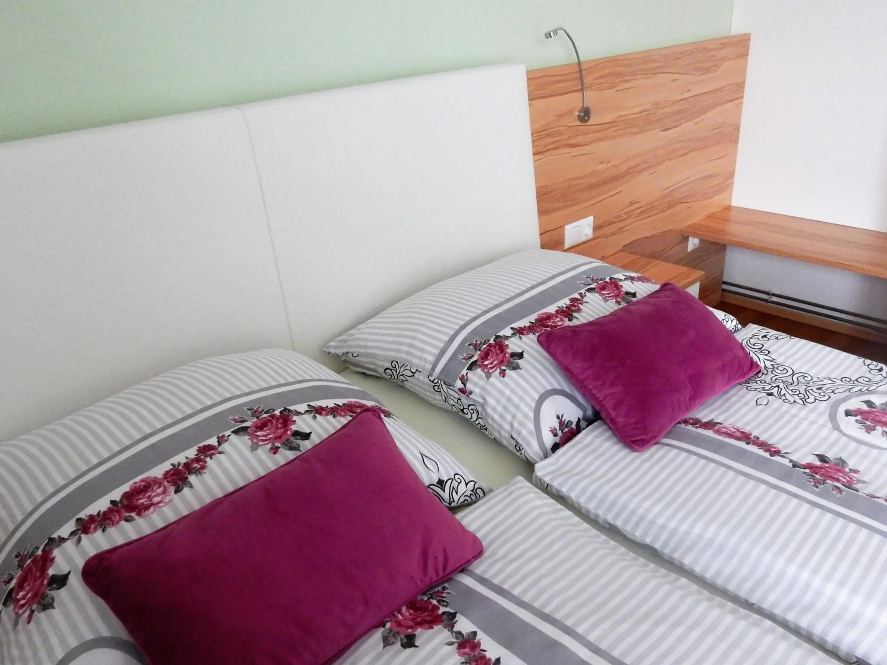 Bed in Frühstückspension Lach