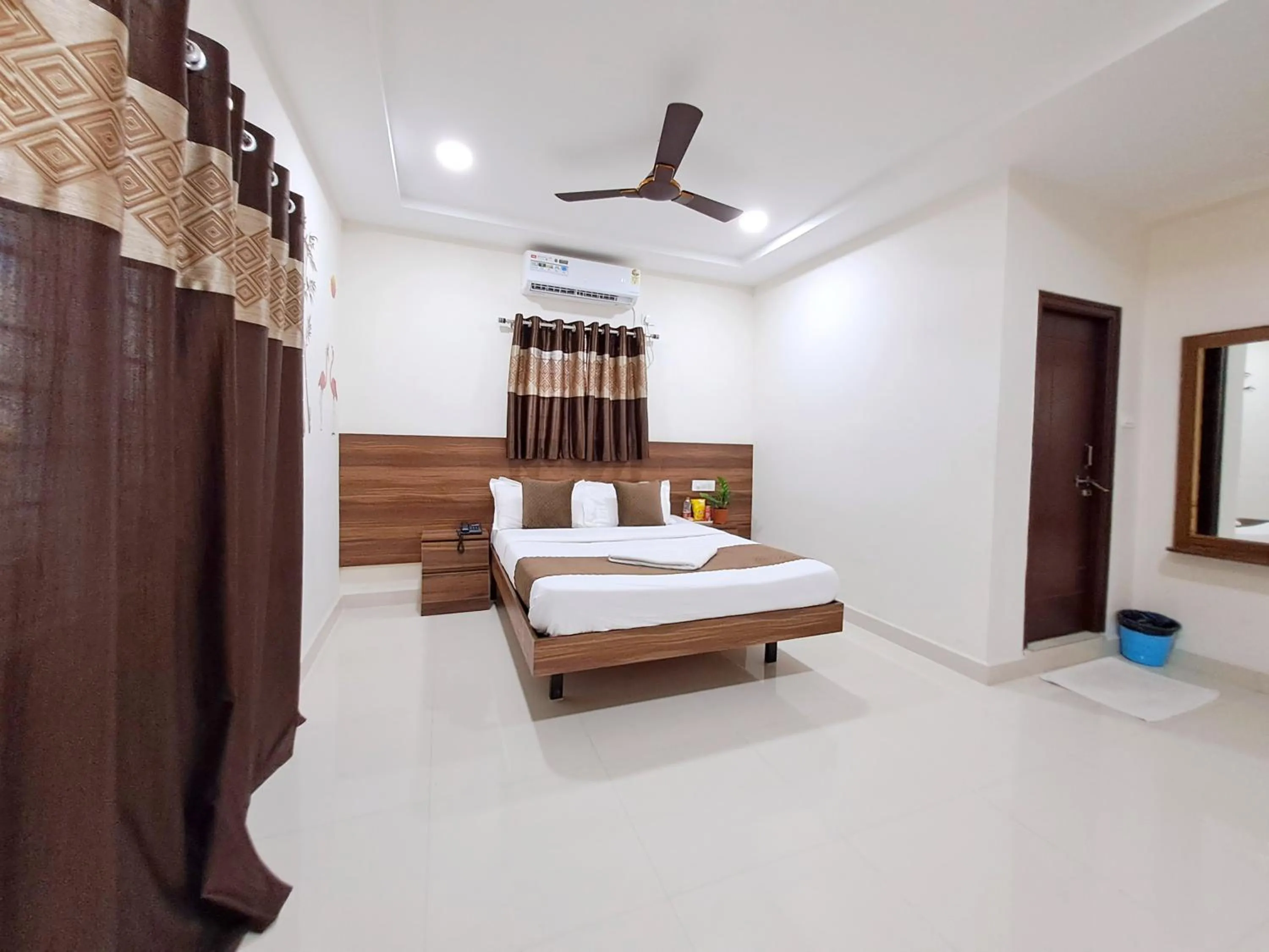 Bed in FabHotel Nirmalvilla Corporate