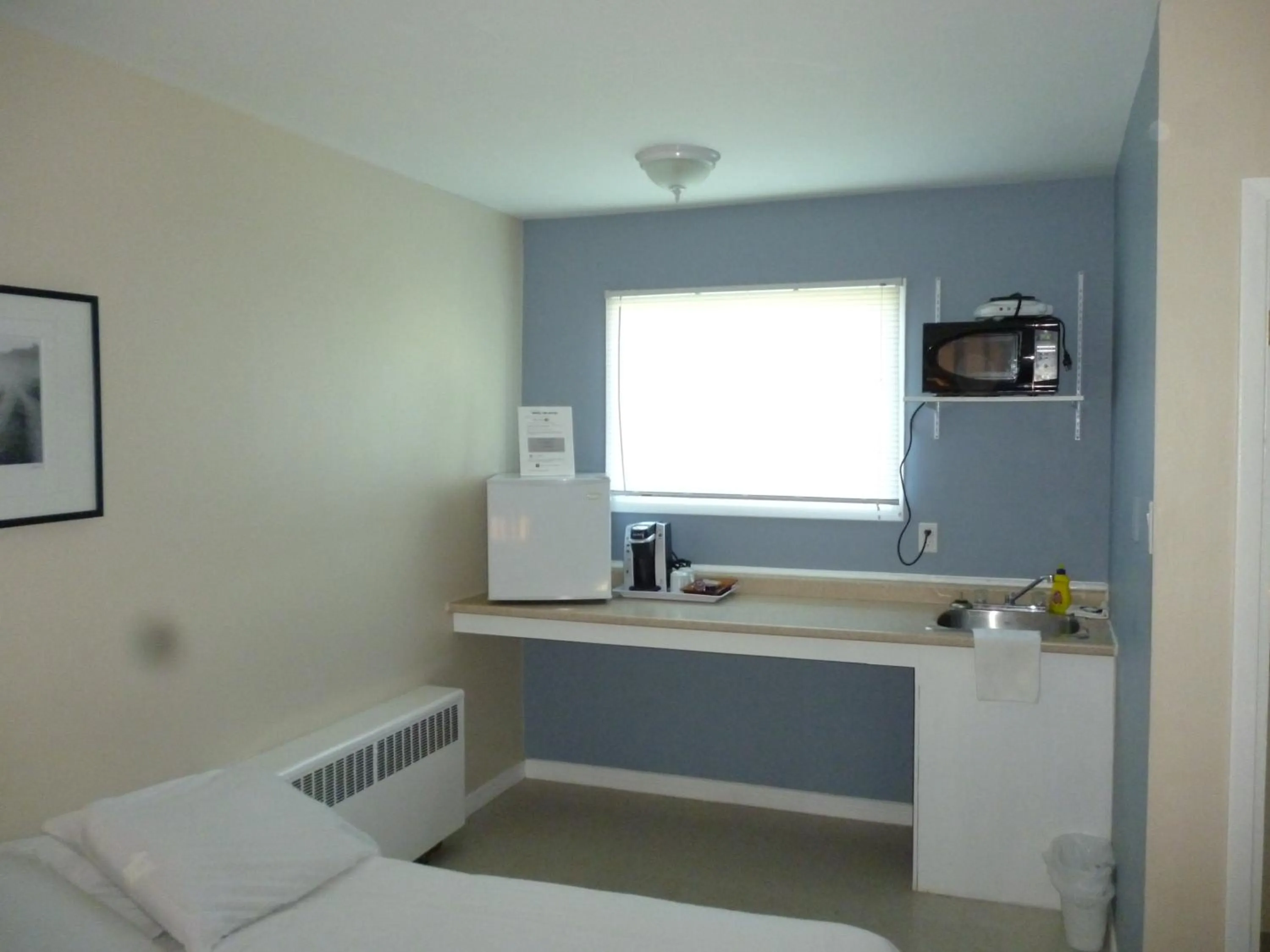 Kitchen or kitchenette in Wheel Inn Motel