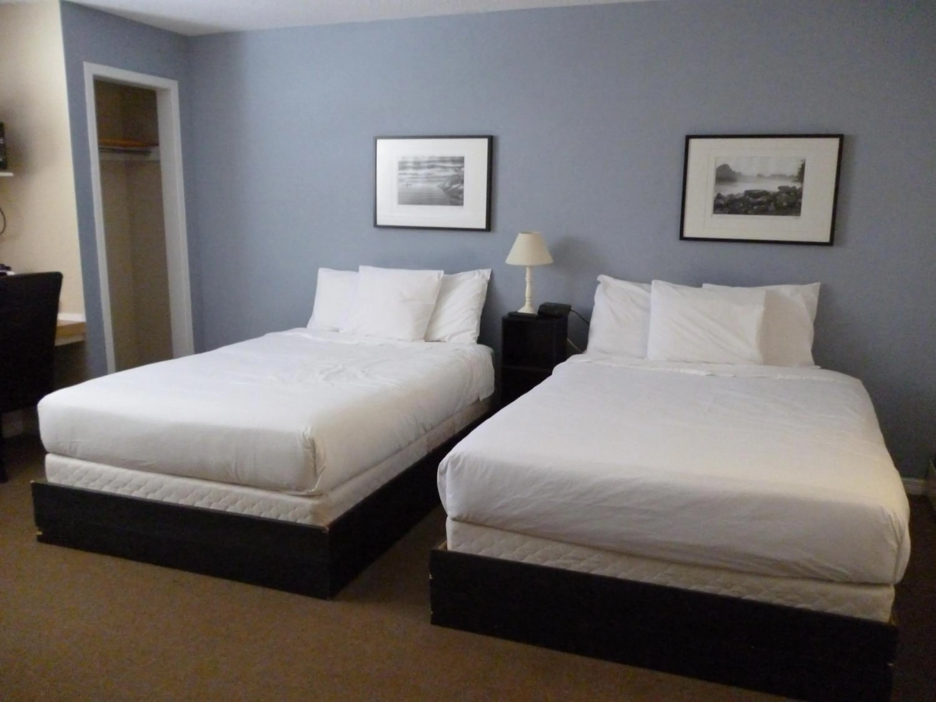 Bedroom in Wheel Inn Motel