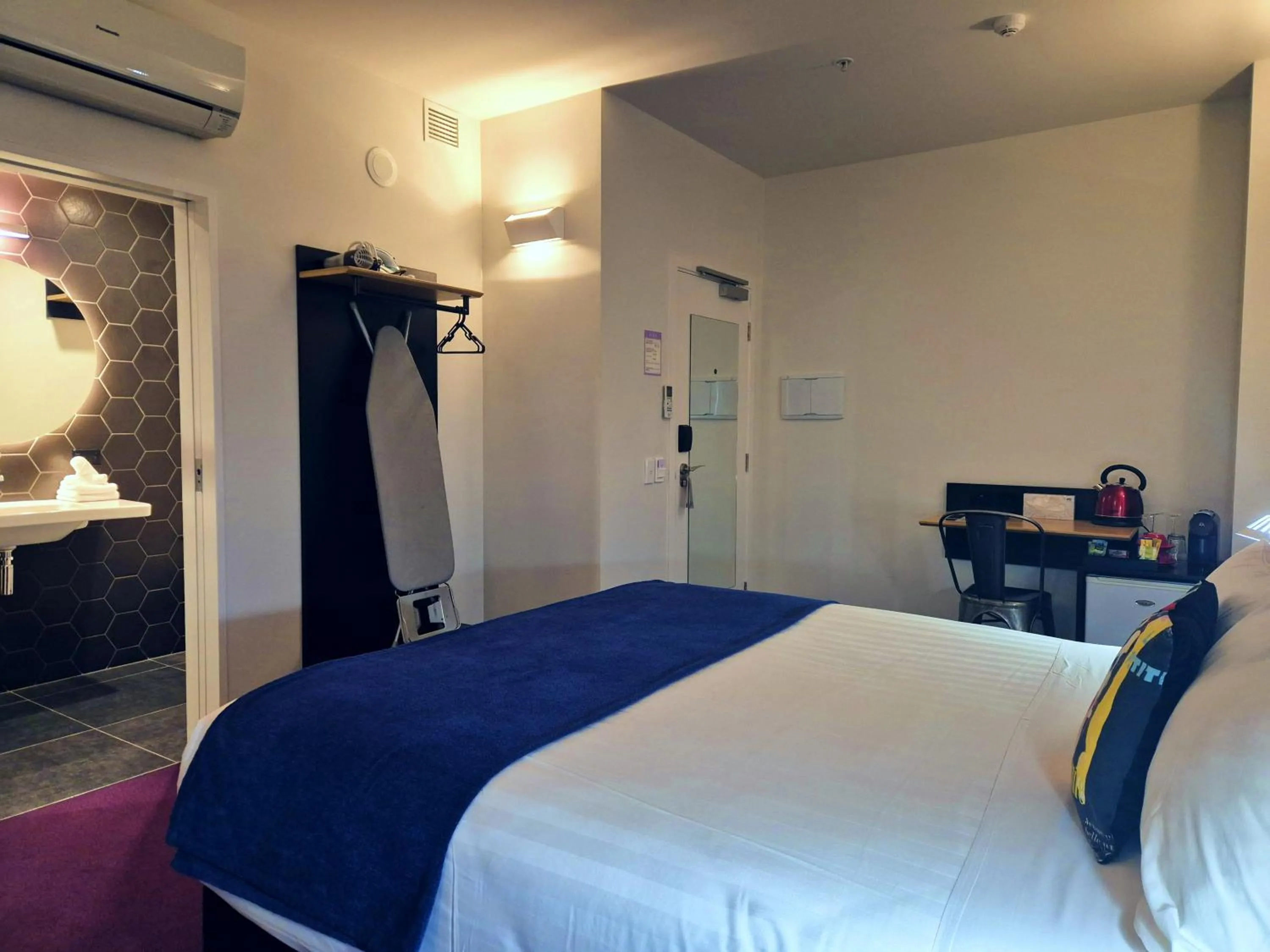 Bed in BreakFree on Cashel, an Accor Hotel