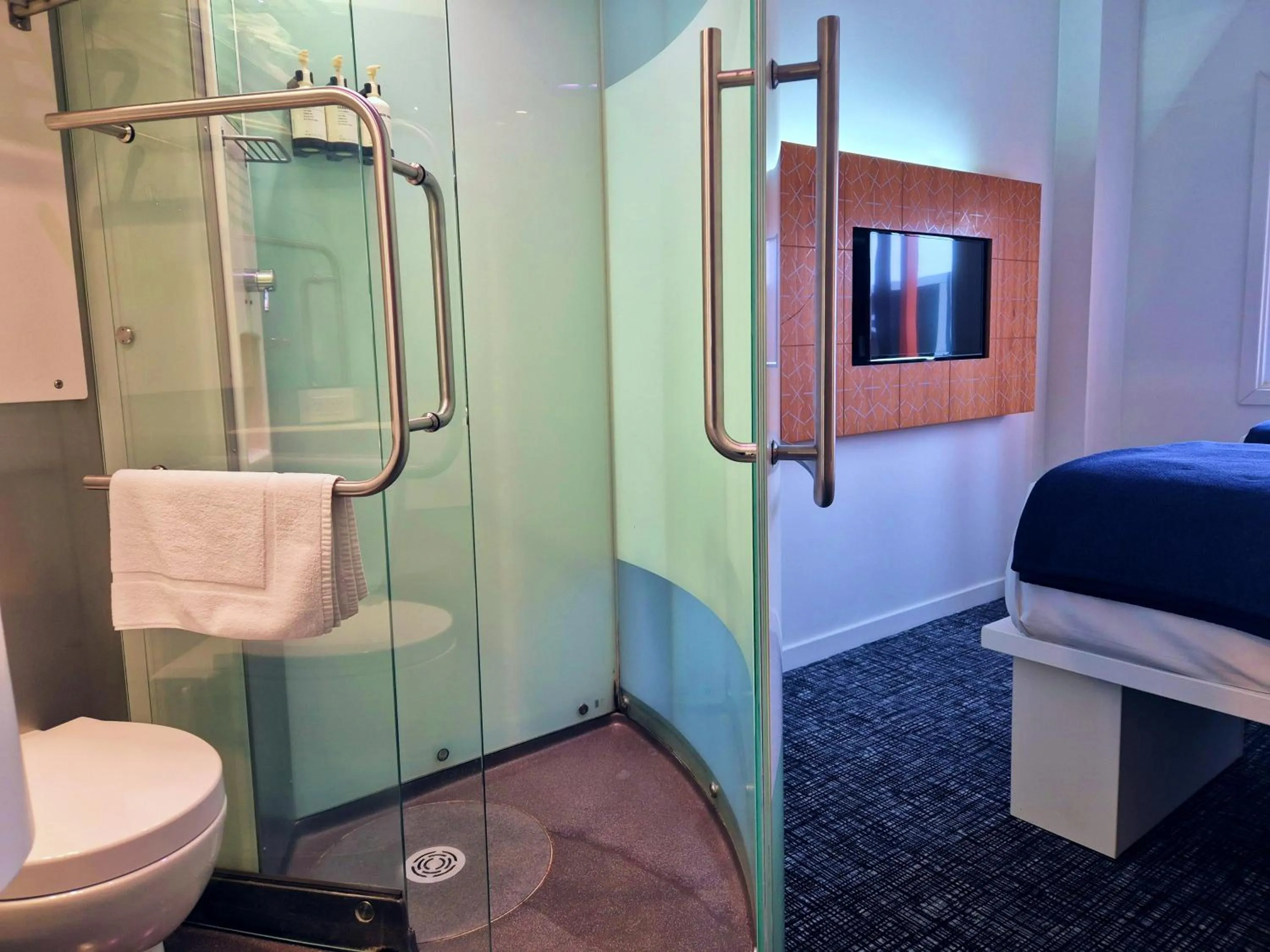 Shower in BreakFree on Cashel, an Accor Hotel