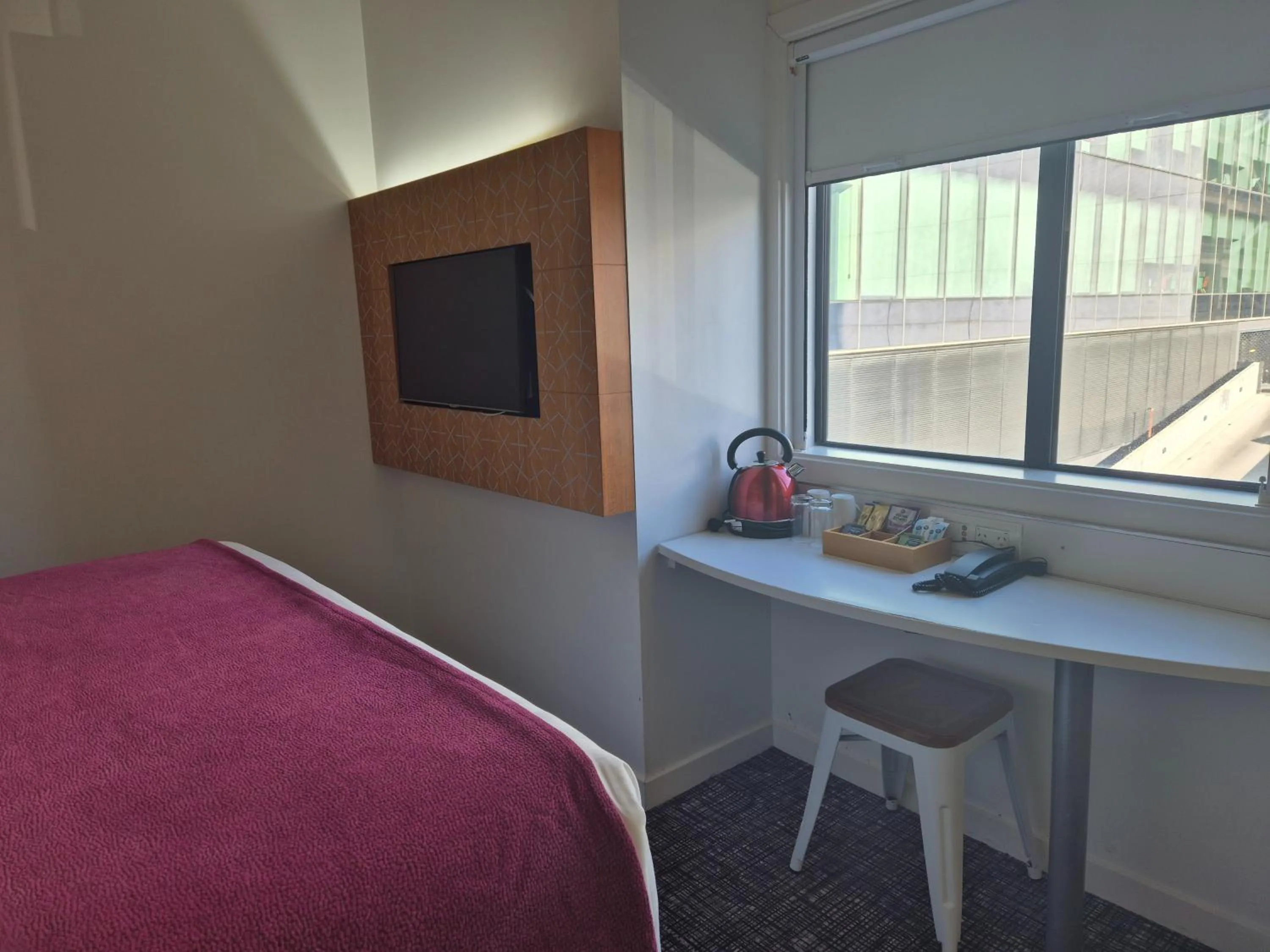 TV and multimedia, Bed in BreakFree on Cashel, an Accor Hotel