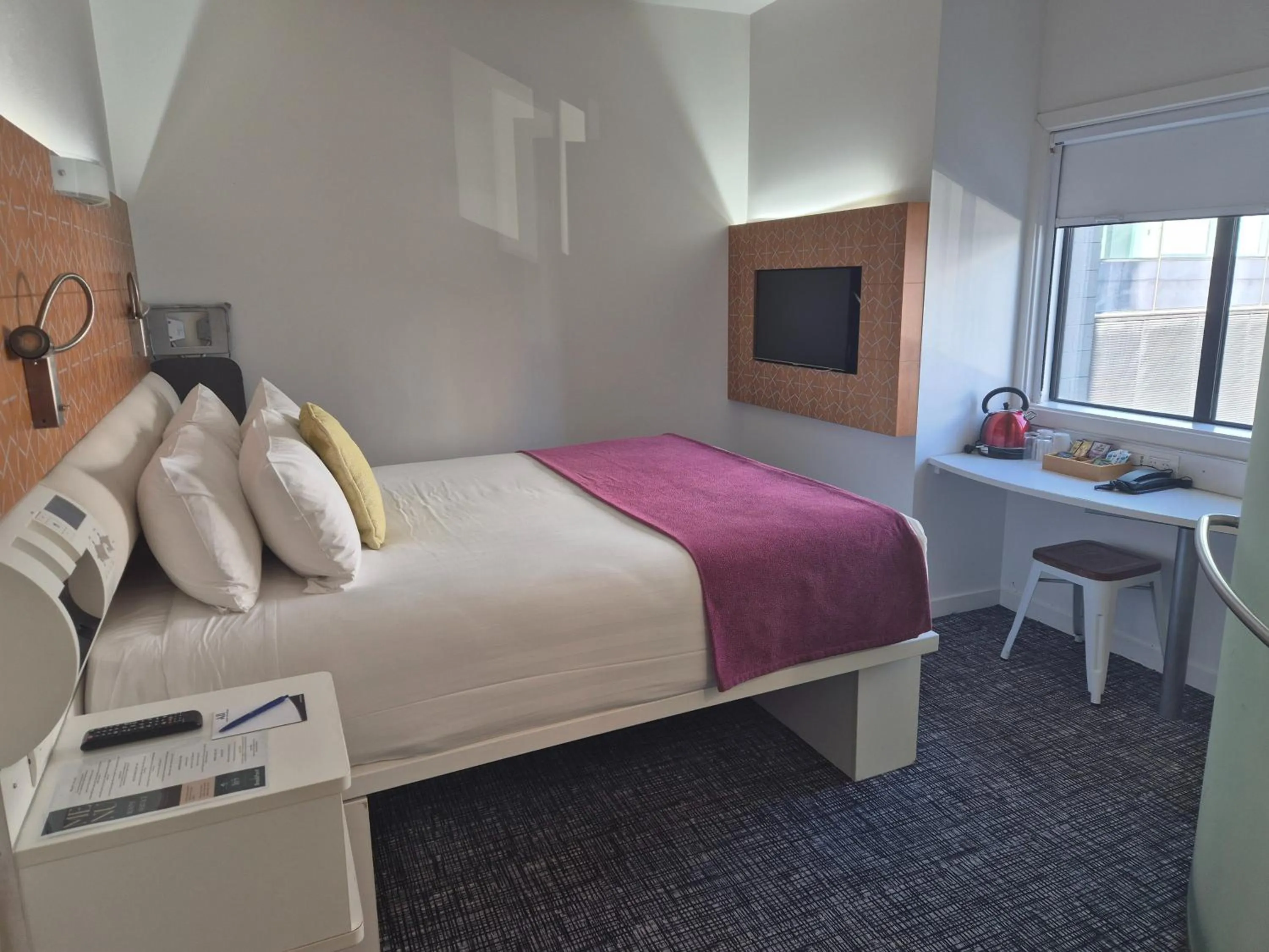 Bed in BreakFree on Cashel, an Accor Hotel