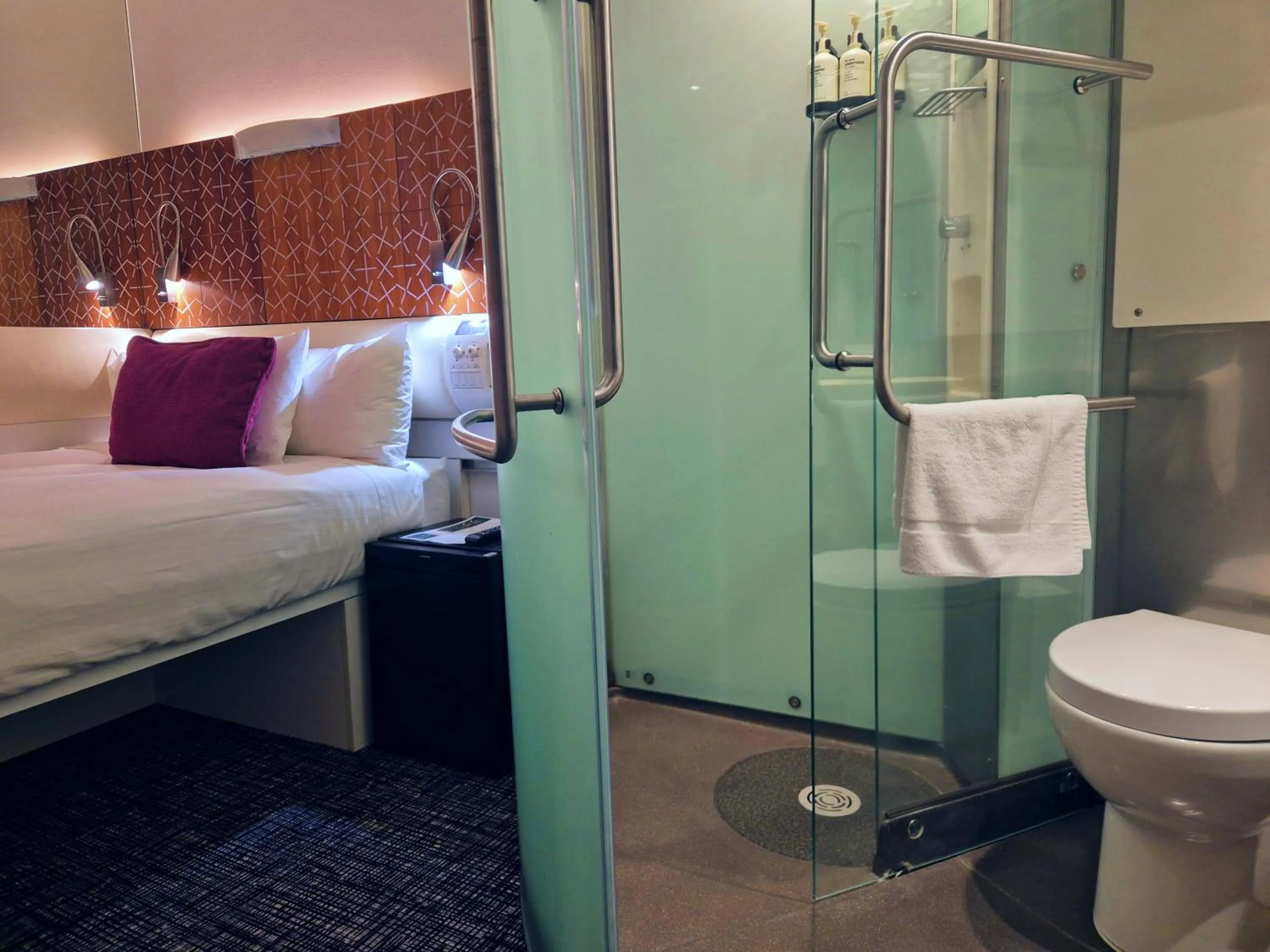 Shower, Bed in BreakFree on Cashel, an Accor Hotel
