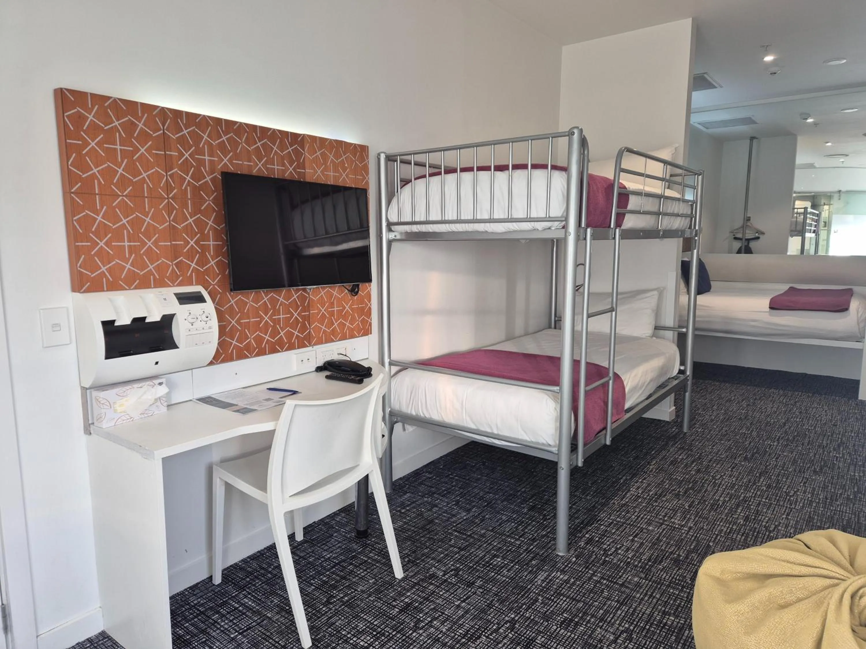 TV and multimedia, Bed in BreakFree on Cashel, an Accor Hotel