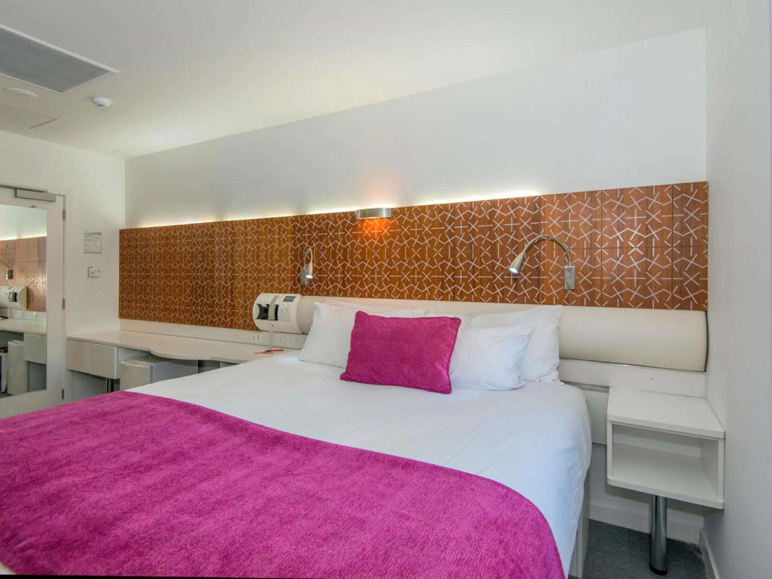 Bedroom, Bed in BreakFree on Cashel, an Accor Hotel