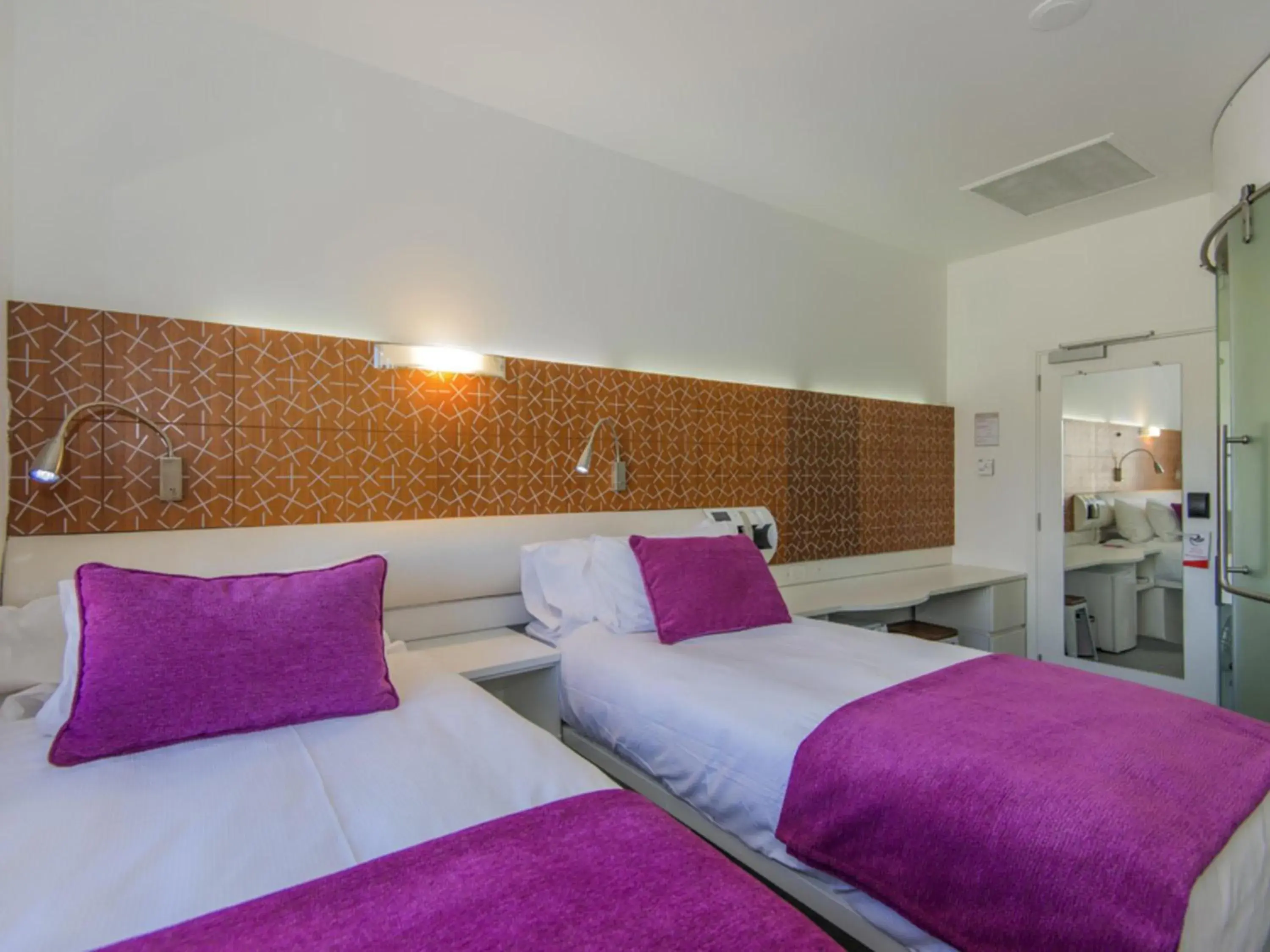 Standard Twin Room in BreakFree on Cashel, an Accor Hotel Standard Twin Room in BreakFree on Cashel, an Accor Hotel