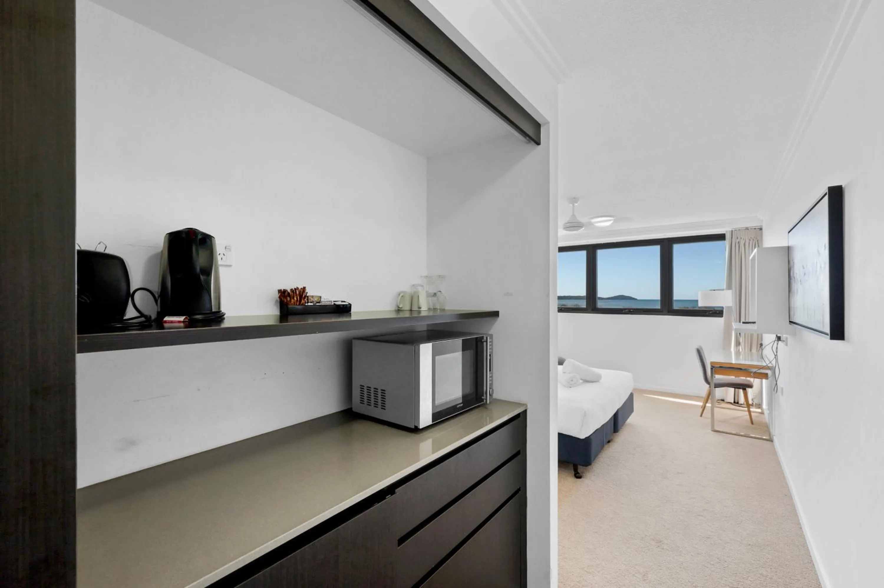 Kitchen or kitchenette, Bed in Pacific Sands Apartments Mackay