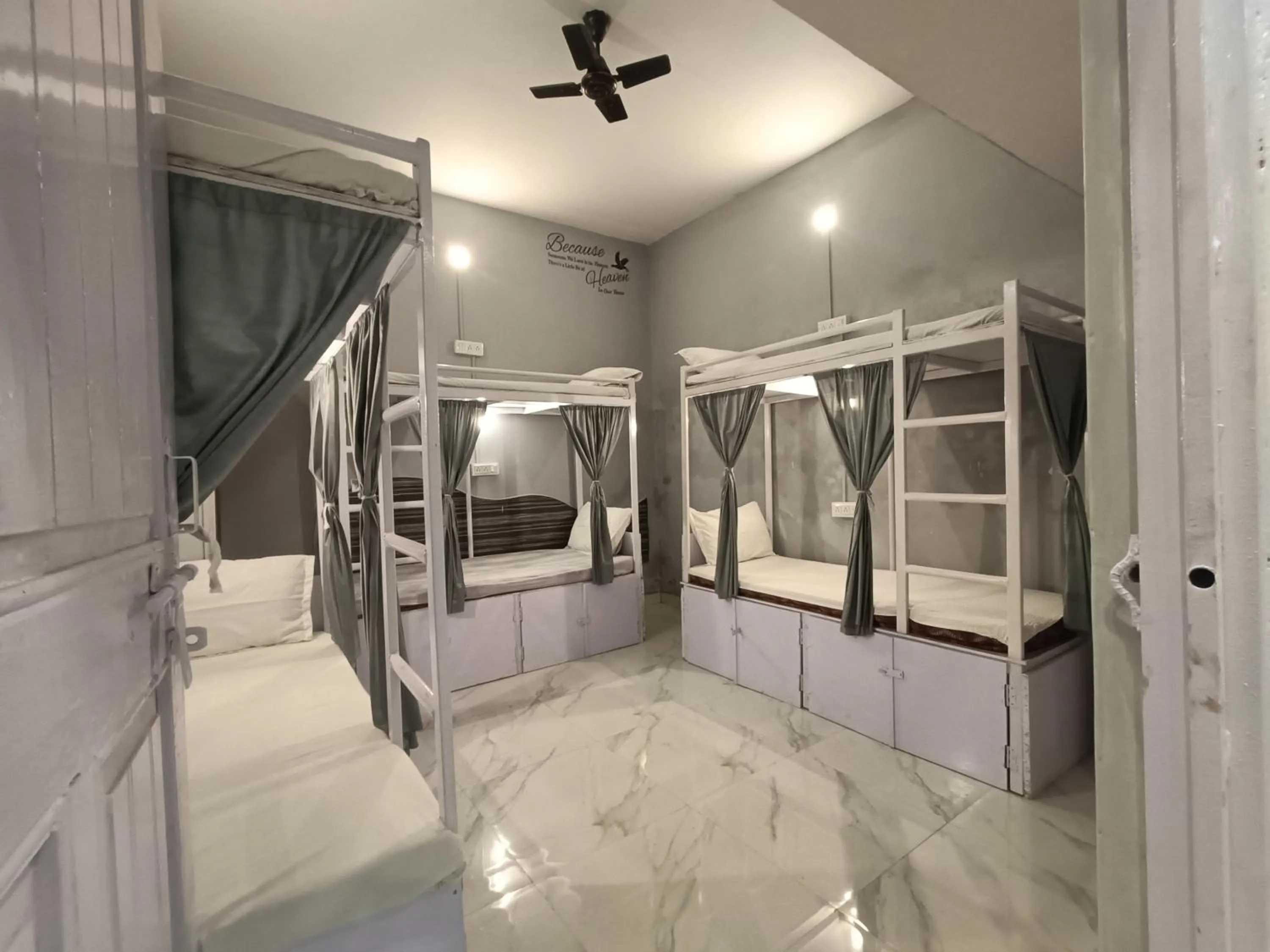 Bed in Mohit Paying Guest House