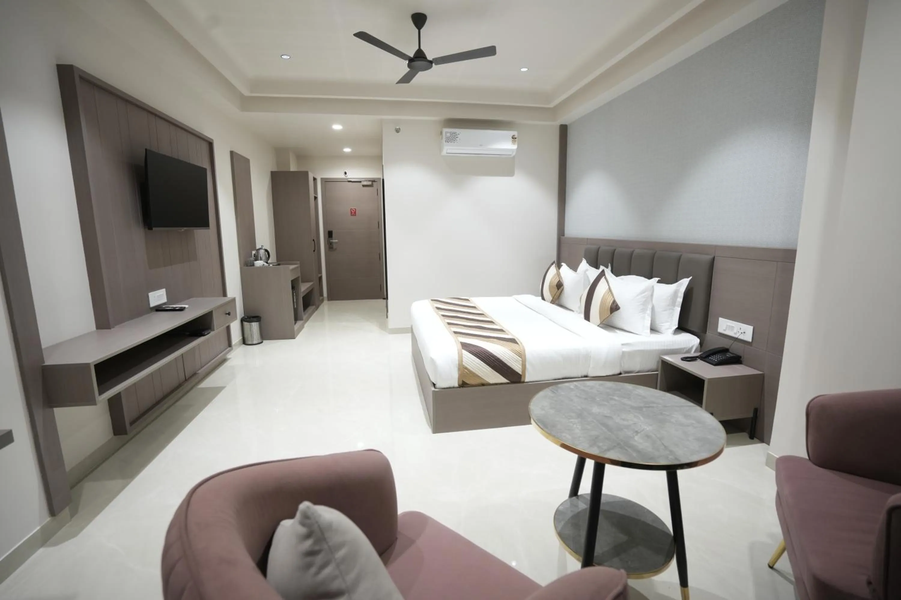 Communal lounge/ TV room, Bed in Hotel shree ji inn