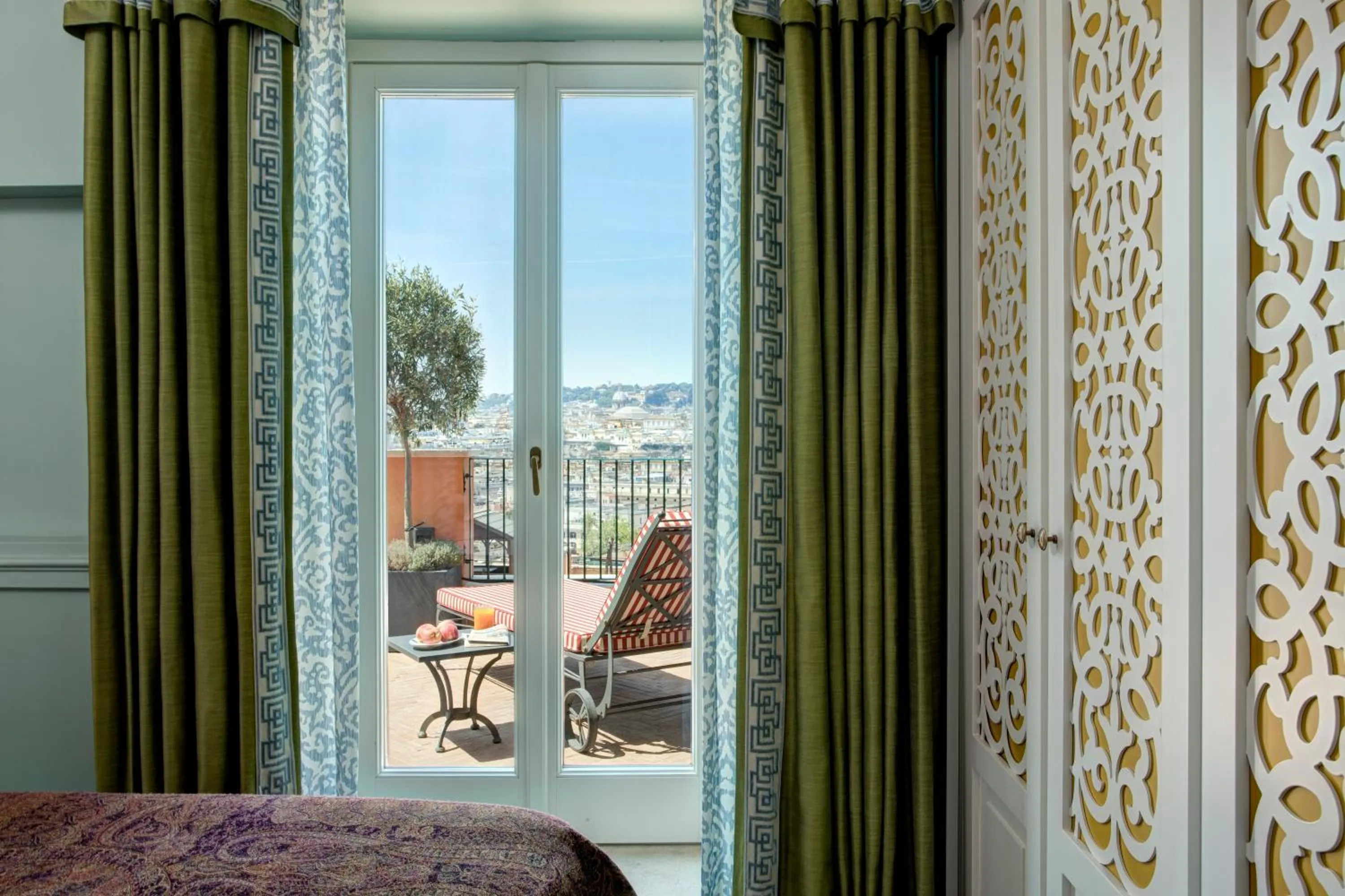 View (from property/room), Bed in Rocco Forte Hotel De La Ville