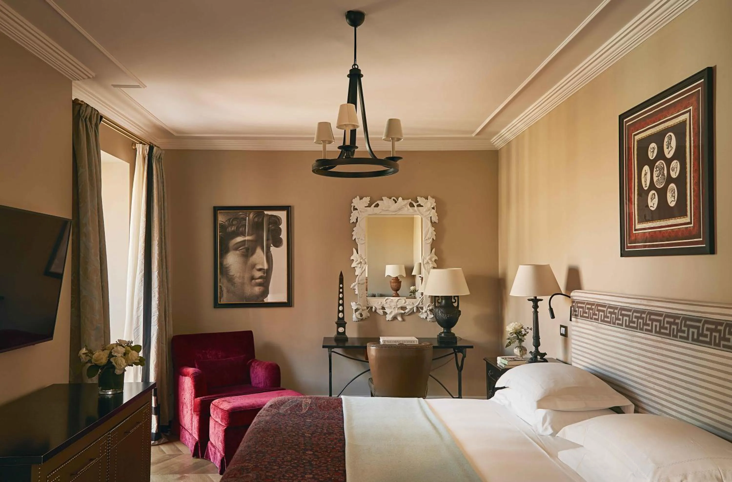 Photo of the whole room, Bed in Rocco Forte Hotel De La Ville