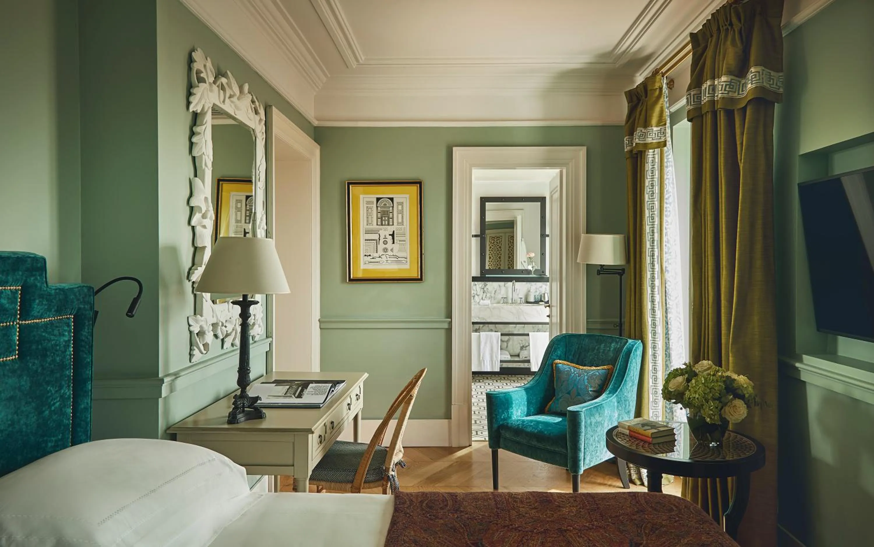 Photo of the whole room, Bed in Rocco Forte Hotel De La Ville