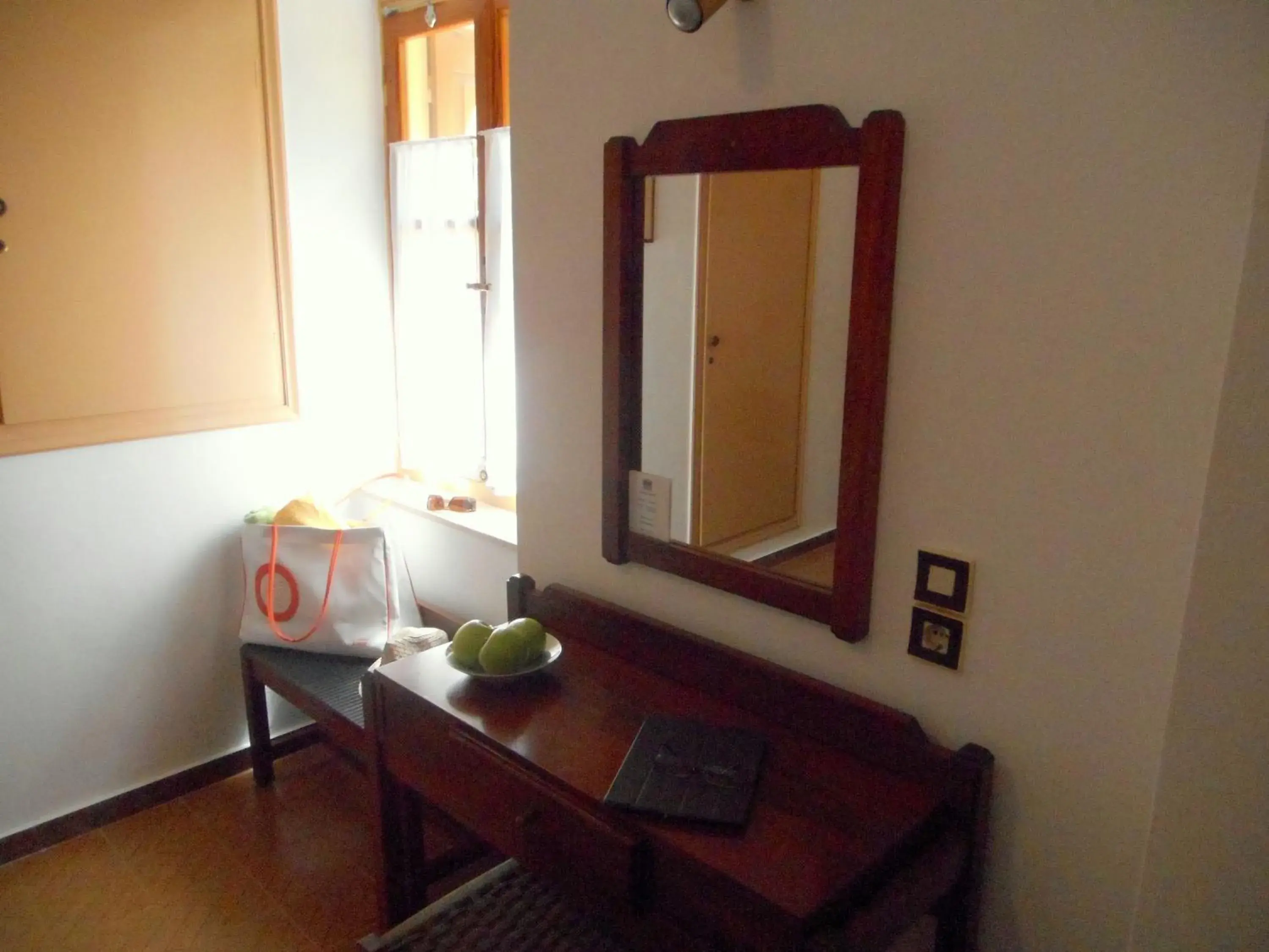 Budget Twin Room in Pythaïs Hotel Budget Twin Room in Pythaïs Hotel