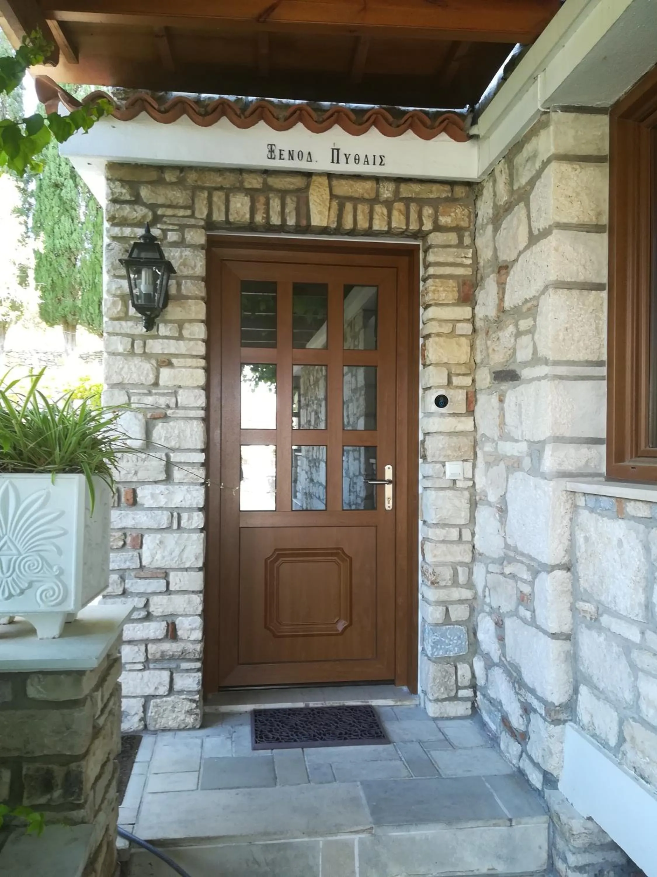 Facade/entrance in Pythaïs Hotel