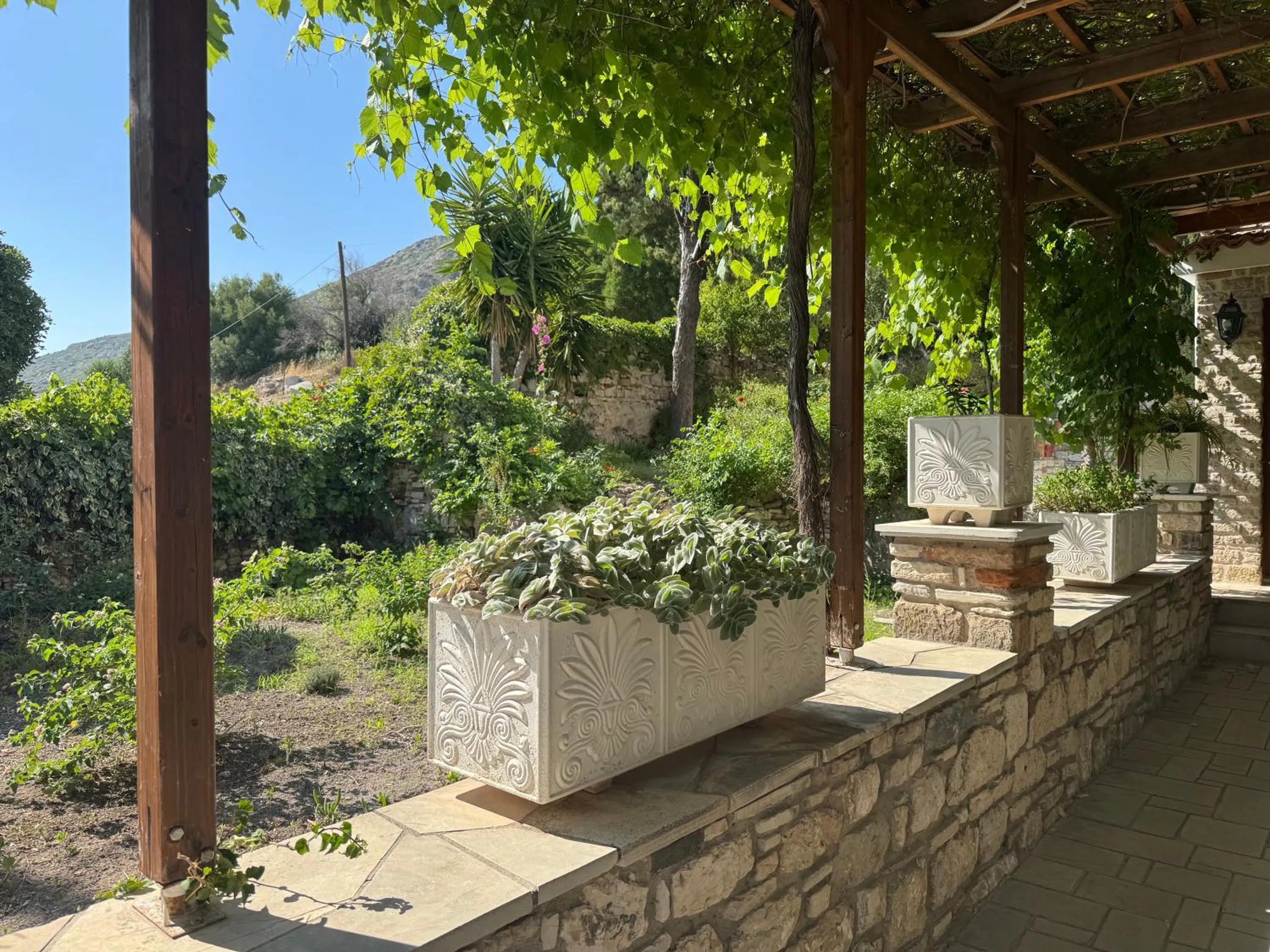 Facade/entrance in Pythaïs Hotel