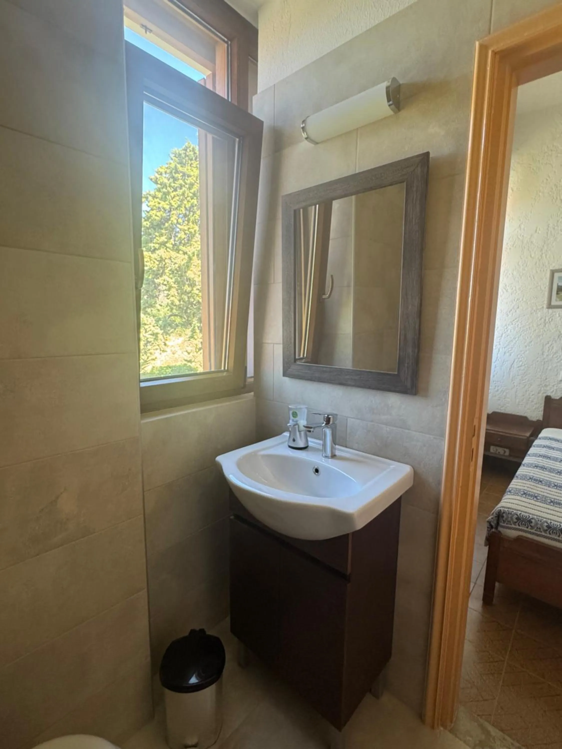 Bathroom, Bed in Pythaïs Hotel