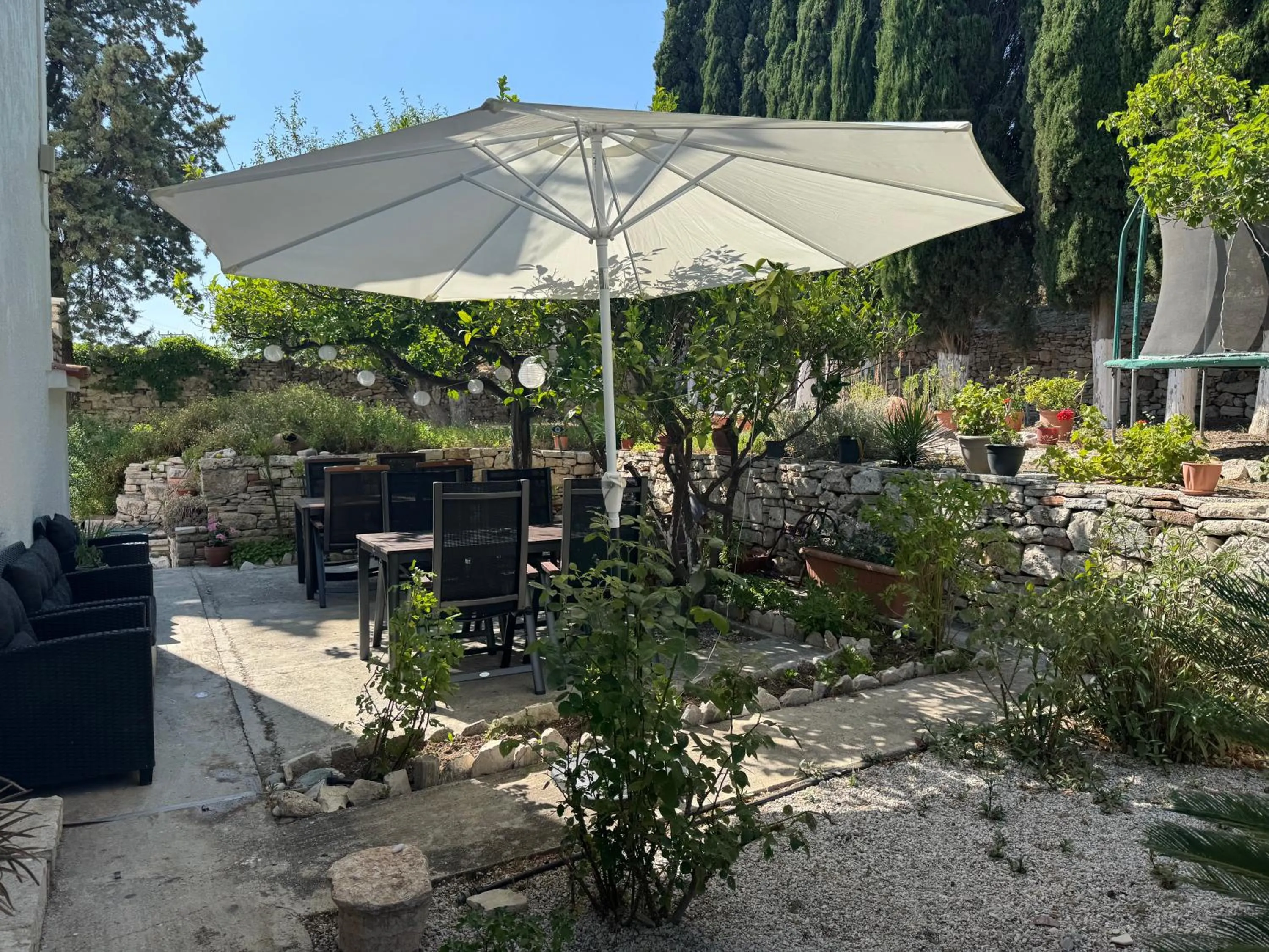 Garden in Pythaïs Hotel