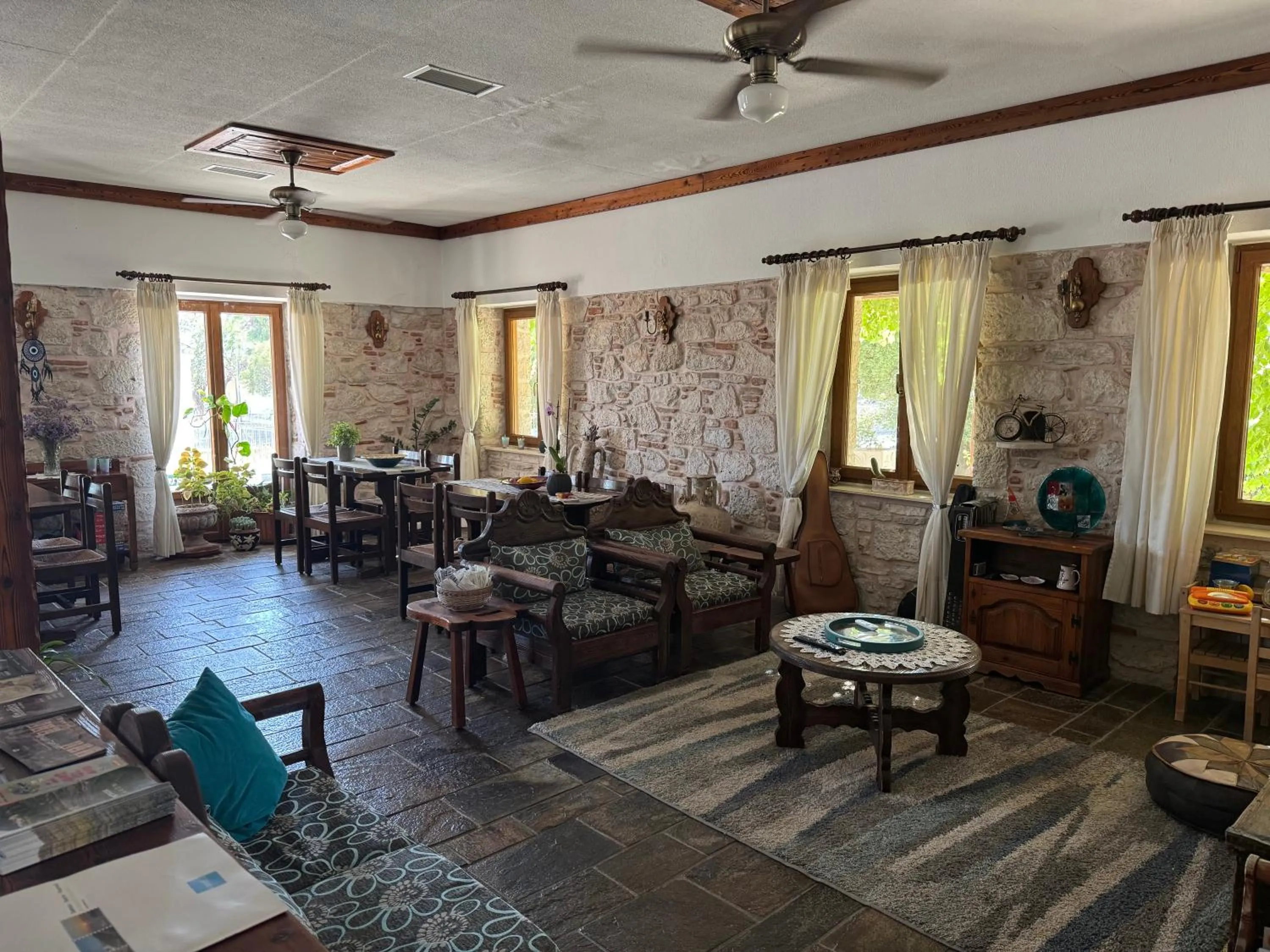 Communal lounge/ TV room in Pythaïs Hotel