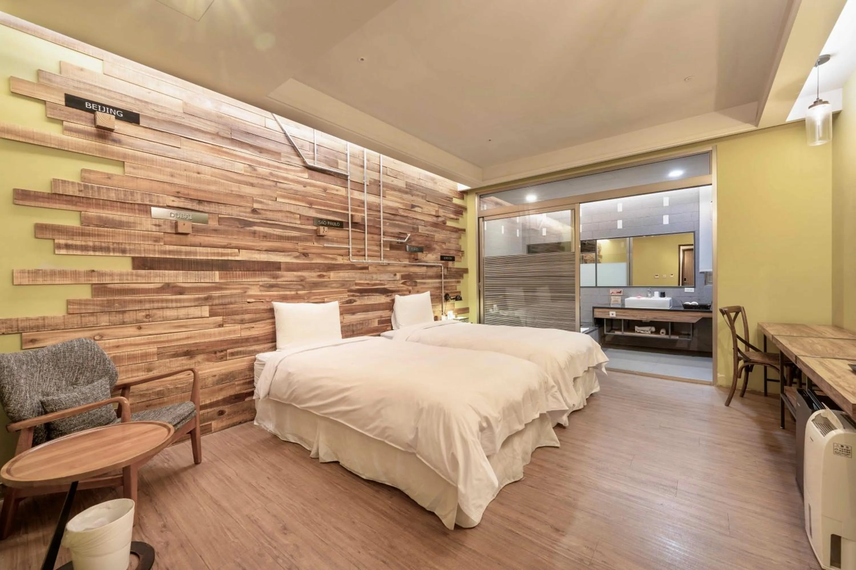 Photo of the whole room, Bed in No. 9 Hotel