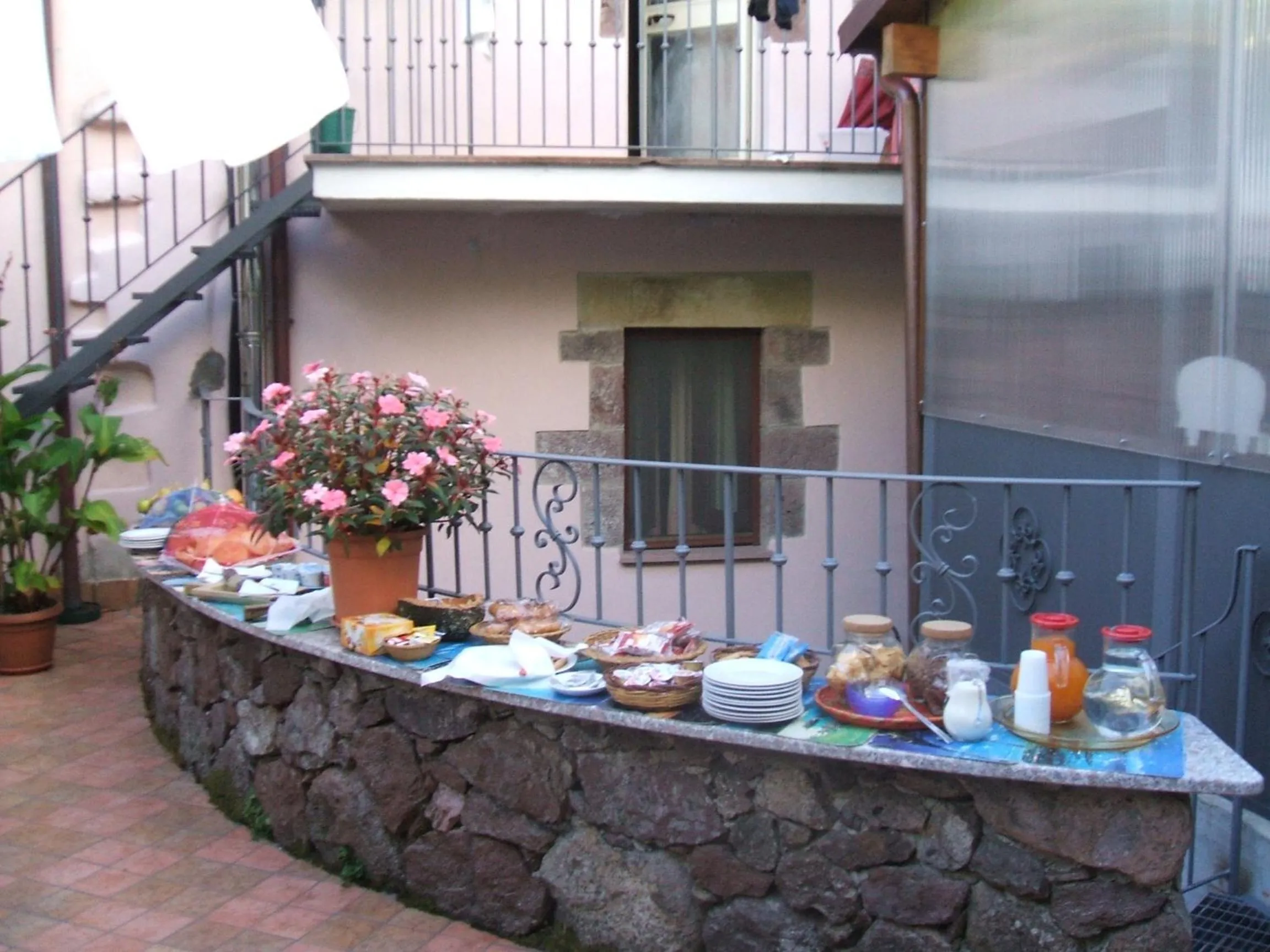 People in Su Ghindalu Guesthouse