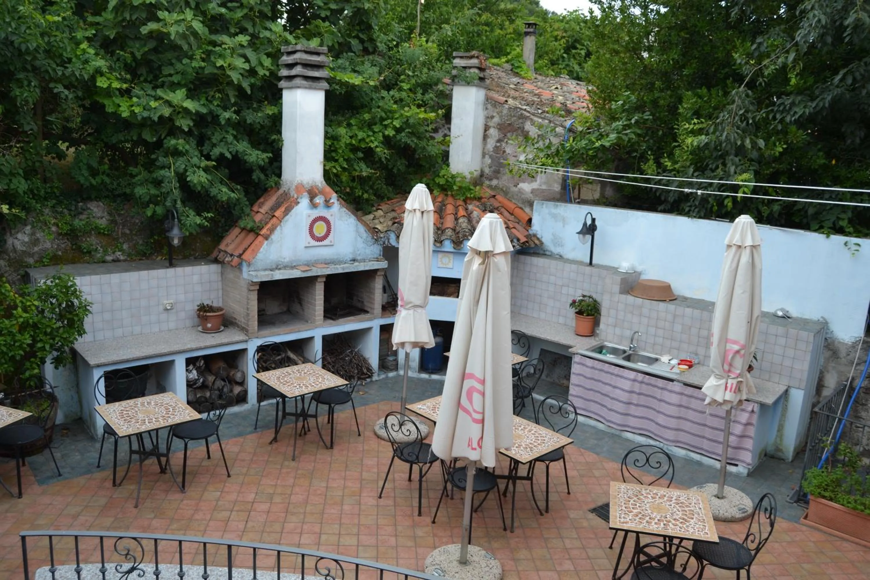Patio in Su Ghindalu Guesthouse