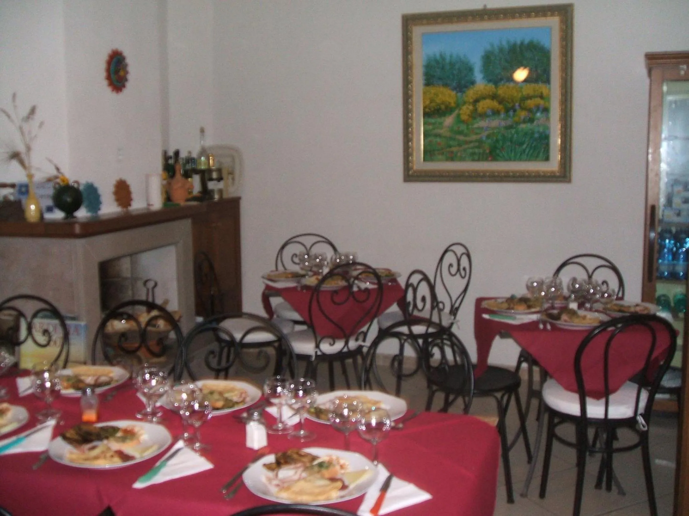Restaurant/places to eat in Su Ghindalu Guesthouse