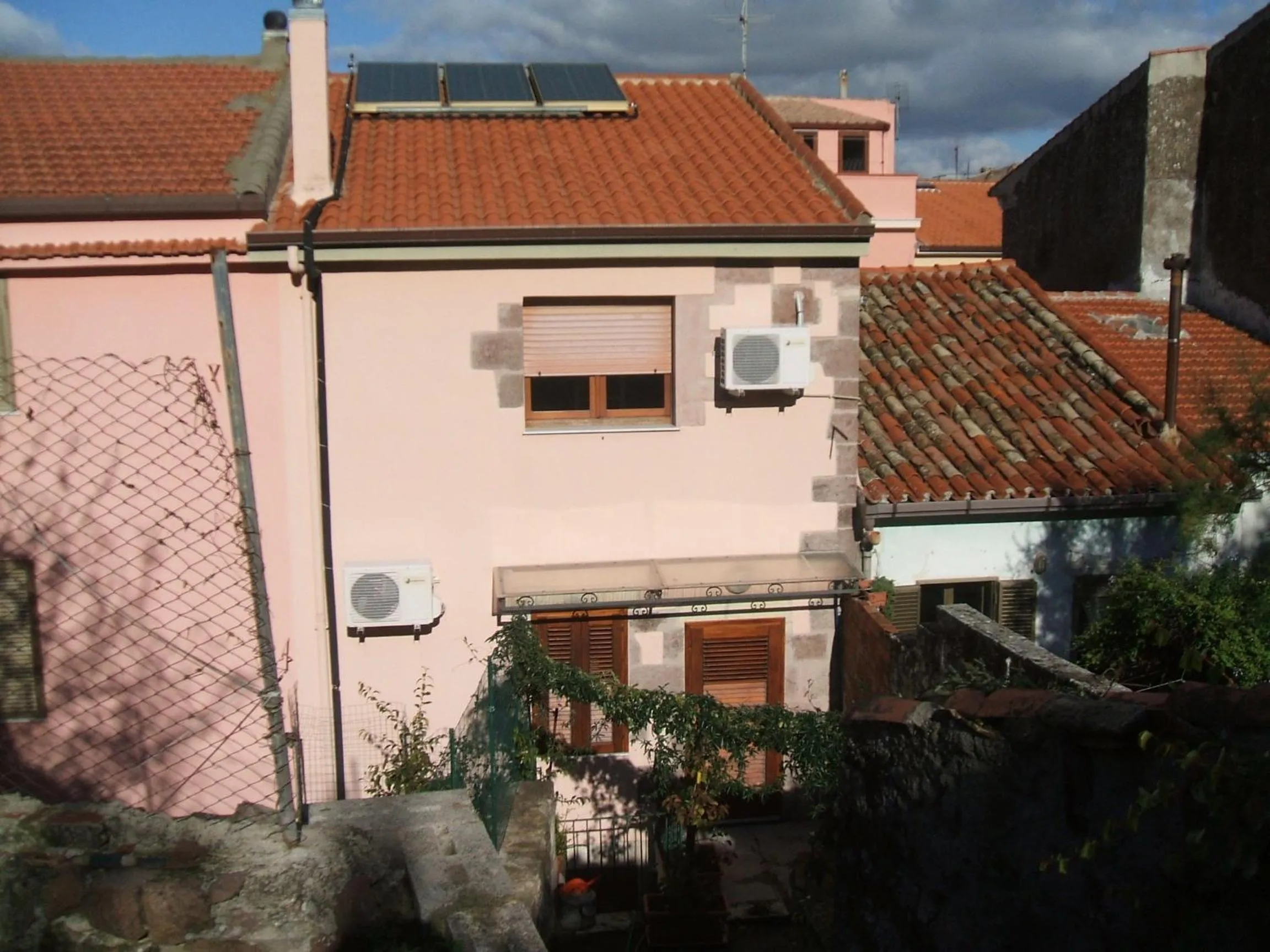 Property building in Su Ghindalu Guesthouse
