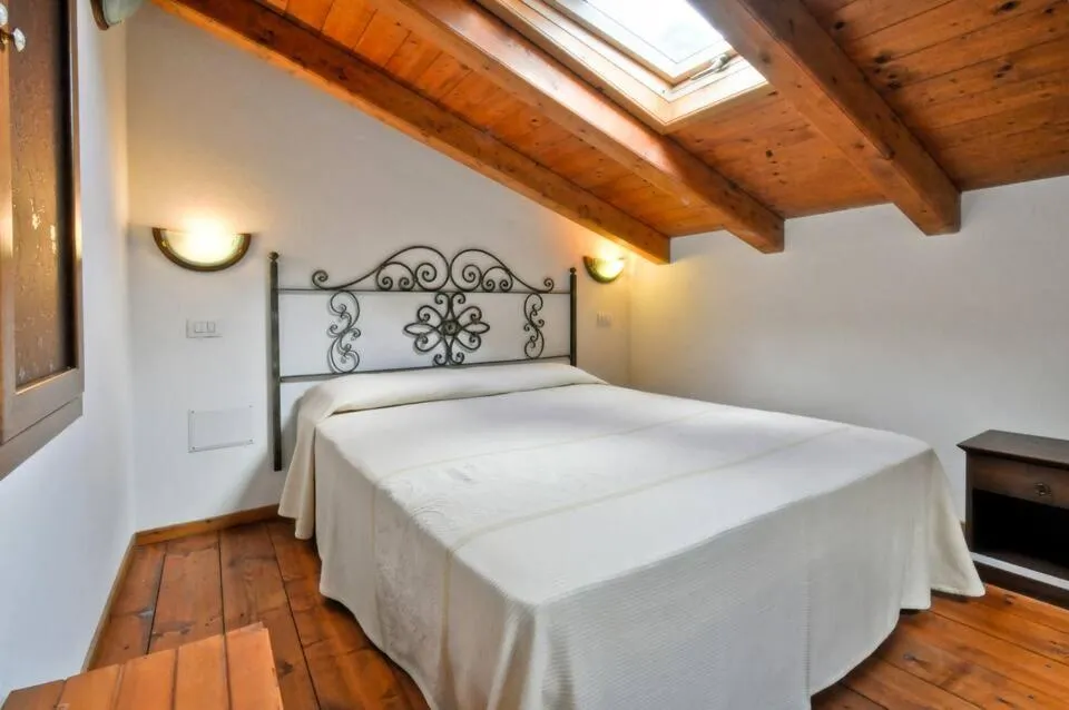 Bed in Su Ghindalu Guesthouse