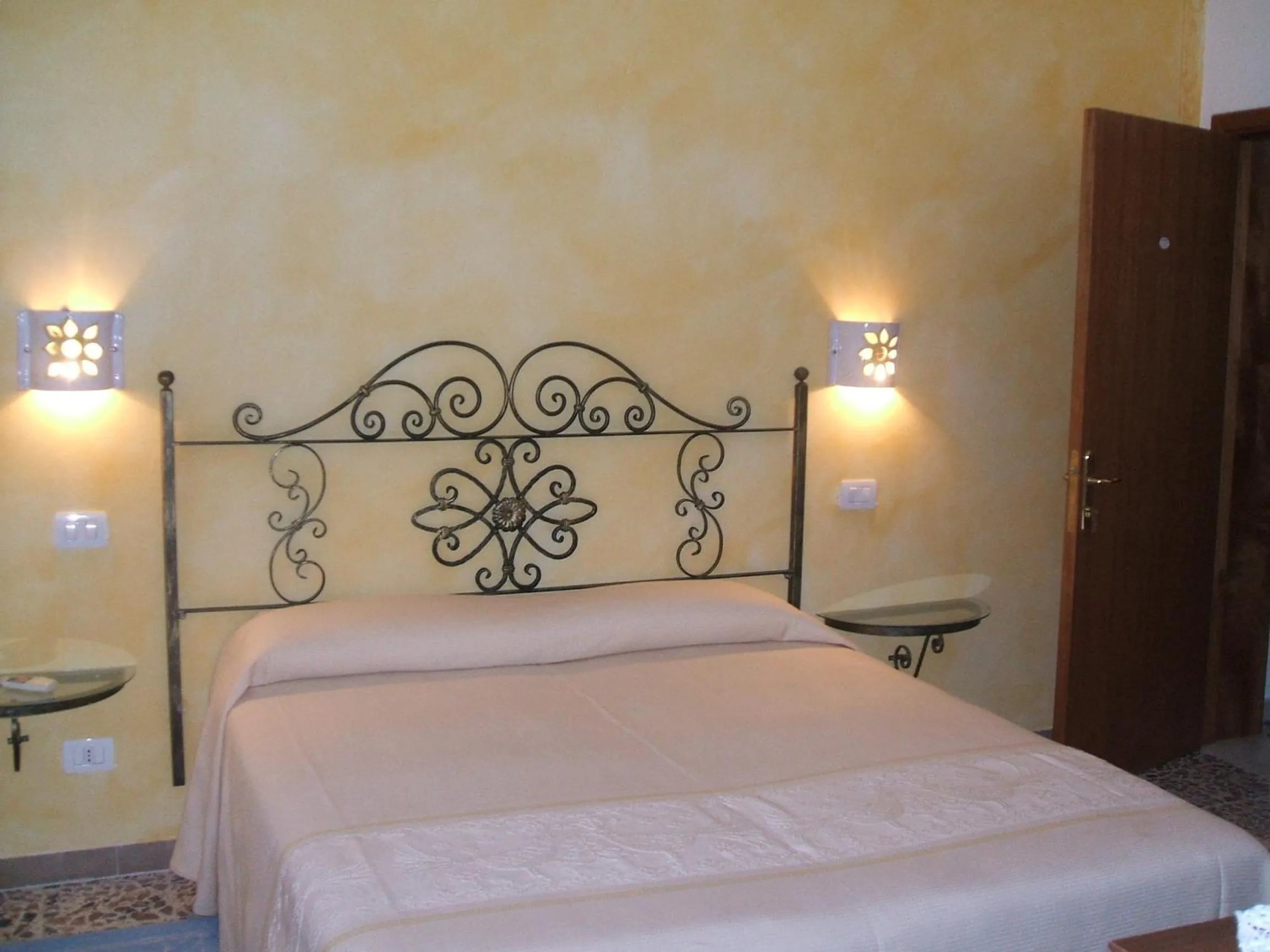 Photo of the whole room, Bed in Su Ghindalu Guesthouse