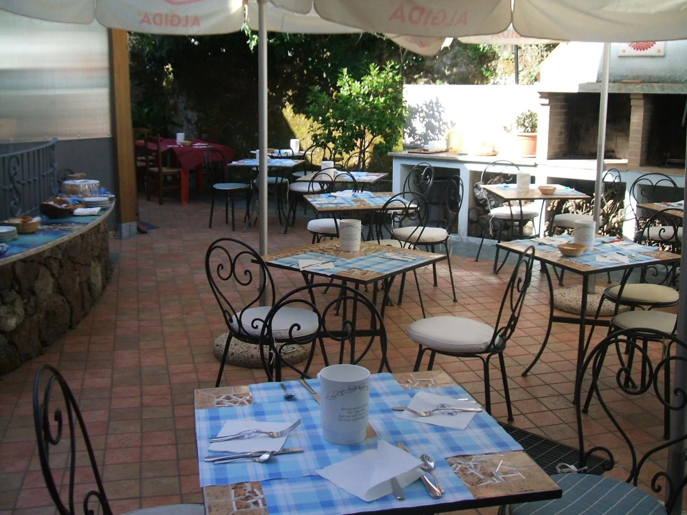 Restaurant/places to eat in Su Ghindalu Guesthouse