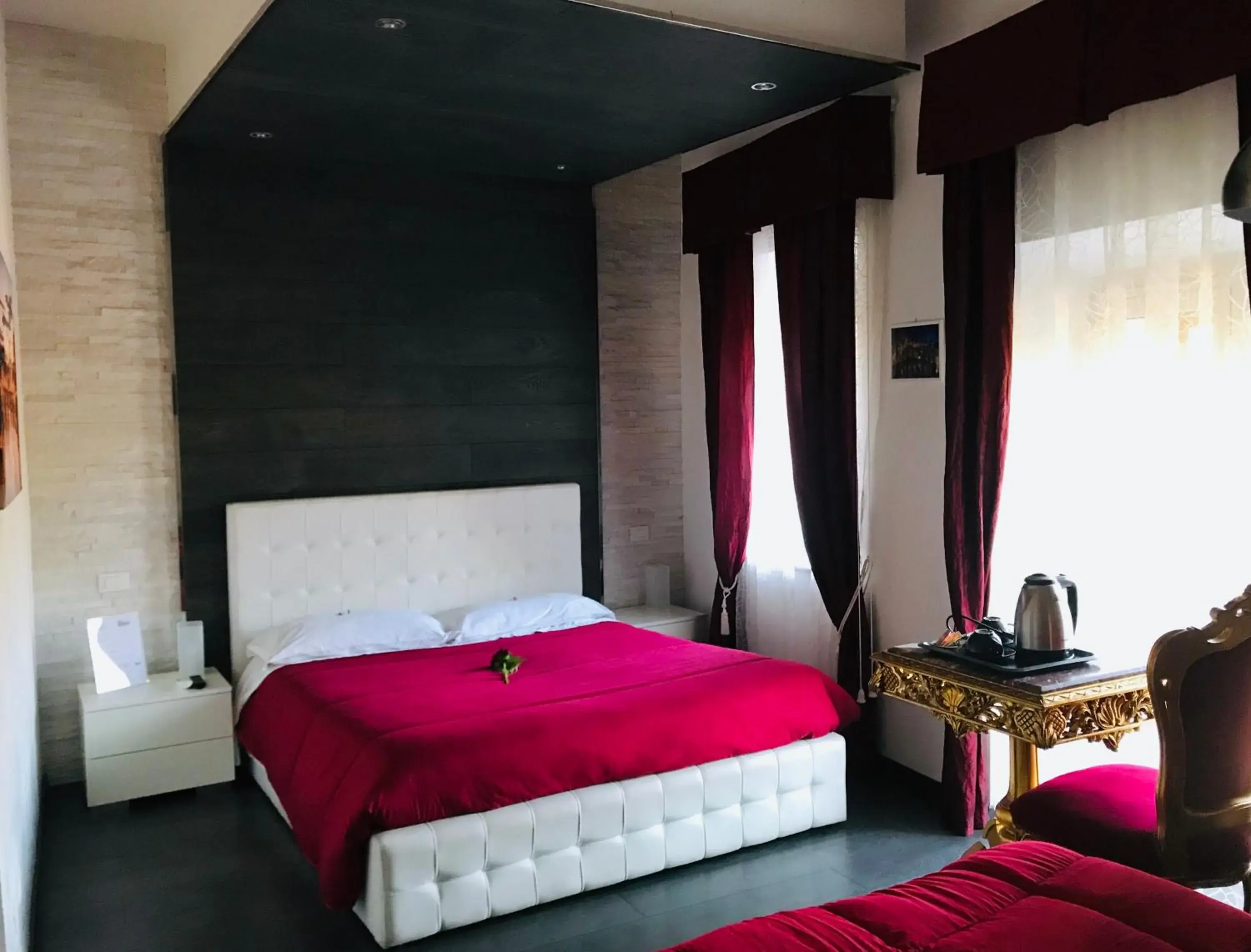 Photo of the whole room, Bed in Royal Rooms Photo of the whole room, Bed in Royal Rooms