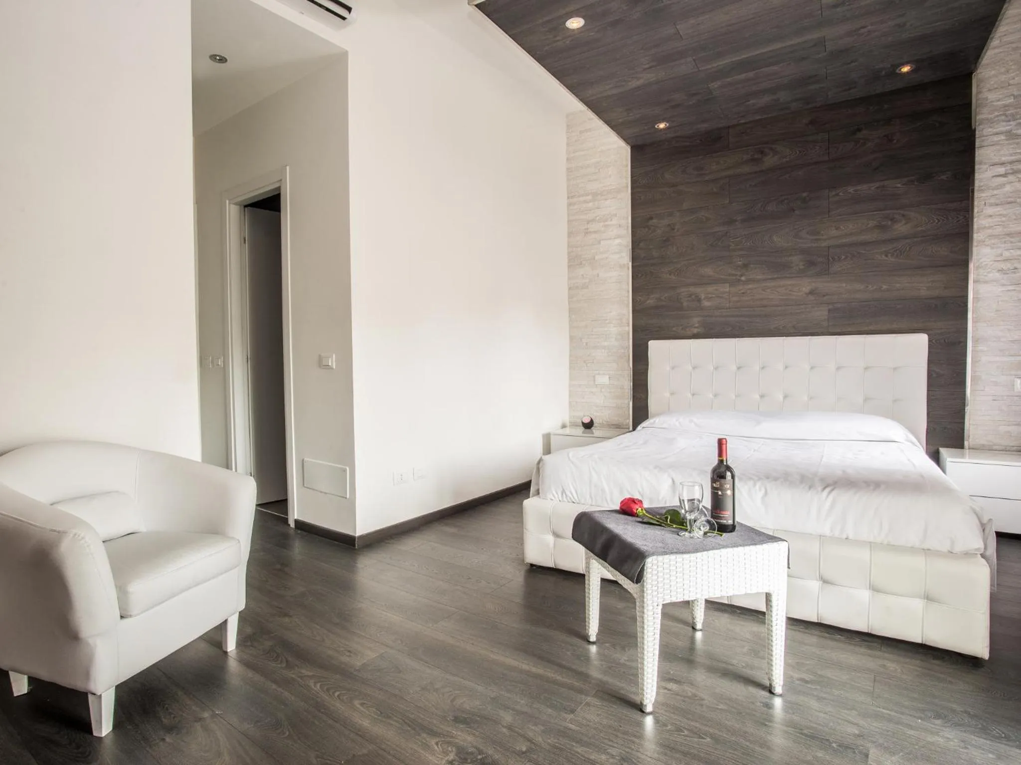 Photo of the whole room, Bed in Royal Rooms