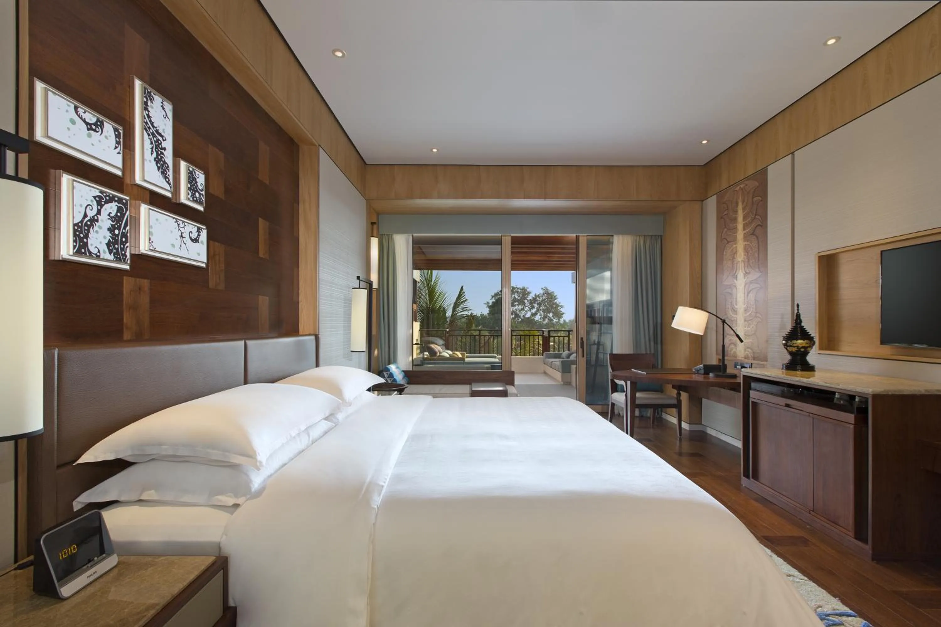 Bed in Sheraton Grand Xishuangbanna Hotel